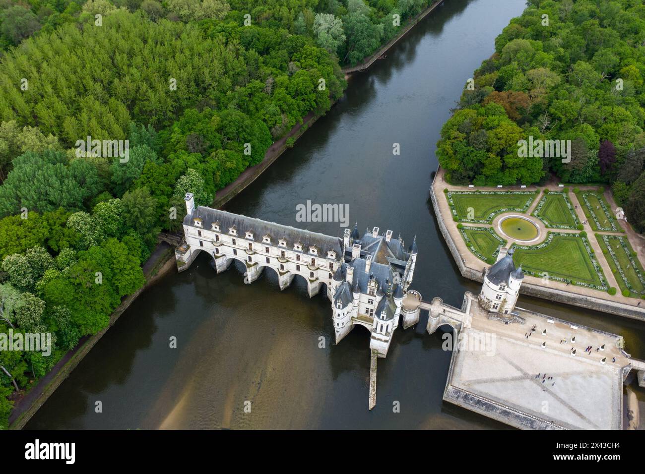 (240430) -- ORLEANS, 30. April 2024 (Xinhua) -- ein Luftdrohnenfoto vom 27. April 2024 zeigt den Blick auf das Schloss Chenonceau im Loire-Tal, Frankreich. Die Schlösser des Loire-Tals sind Teil des architektonischen Erbes der historischen Städte Amboise, Angers, Blois, Chinon, Montsoreau, Orleans, Saumur und Touren entlang der Loire in Frankreich. Sie illustrieren Renaissanceideale des Designs in Frankreich. (Xinhua/Meng Dingbo) Stockfoto