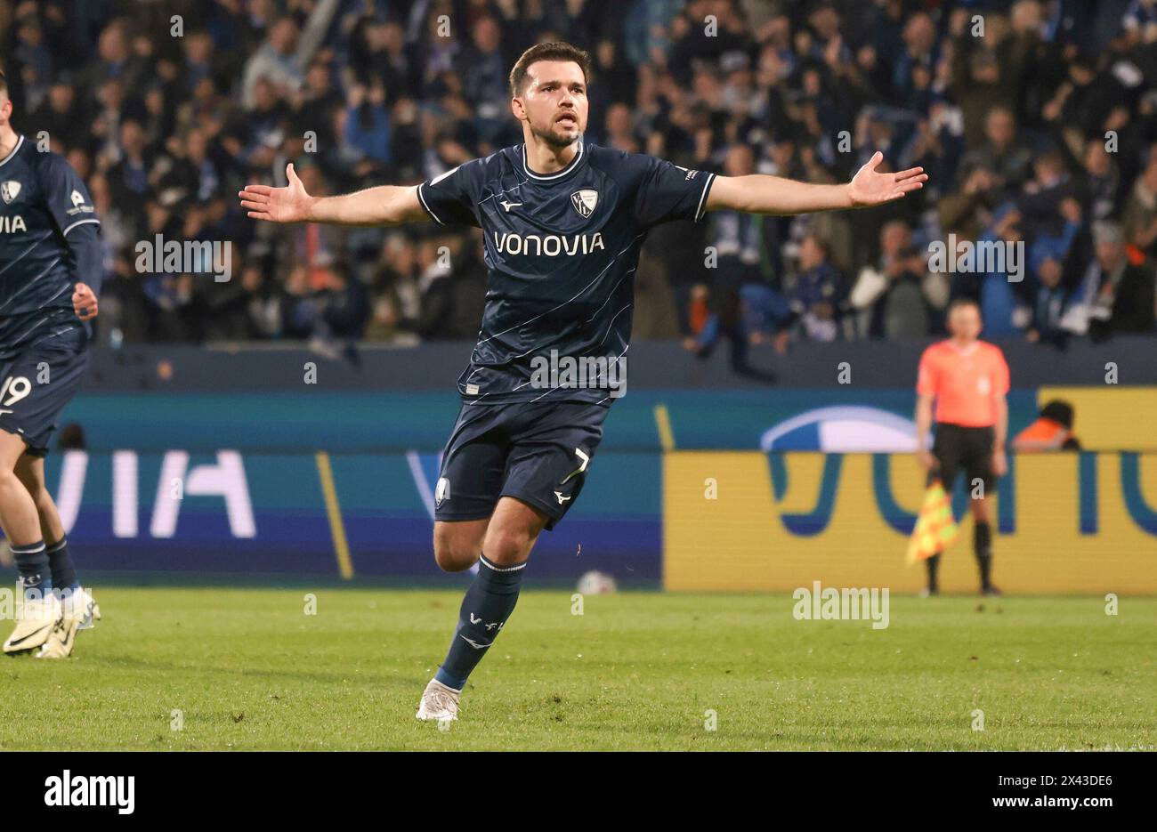 Bochum, Deutschland. April 2024. firo: 26. April 2024, Fußball, 1. Liga, 1.Bundesliga, Saison 2023/2024, VfL Bochum 1848 - TSG Hoffenheim. 3:1 Kevin Stoger vom VfL Bochum feiert seinen ersten Torjubel nach dem Tor und schafft es 1:0 Credit: dpa/Alamy Live News Stockfoto