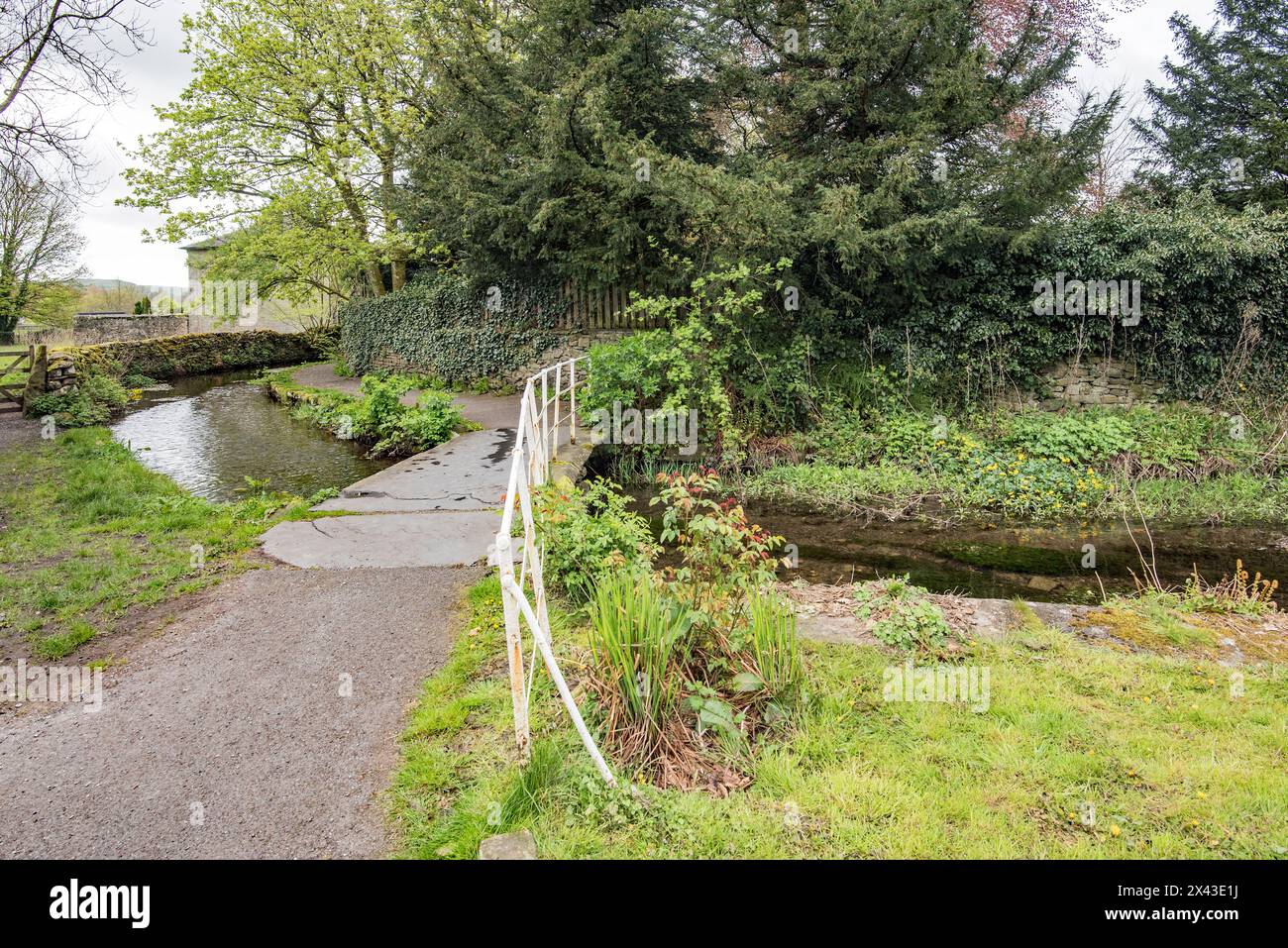 Tems Beck fließt ruhig durch das Dorf Giggleswick und verleiht diesem schönen Dorf in North Yorkshire einen bedeutenden Charme. Stockfoto