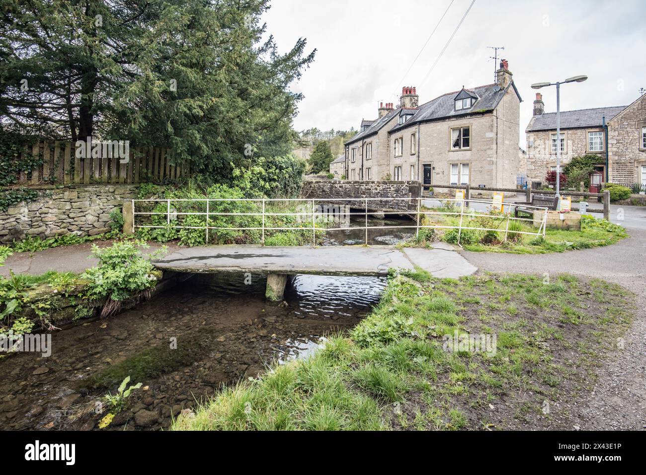 Tems Beck fließt ruhig durch das Dorf Giggleswick und verleiht diesem schönen Dorf in North Yorkshire einen bedeutenden Charme. Stockfoto