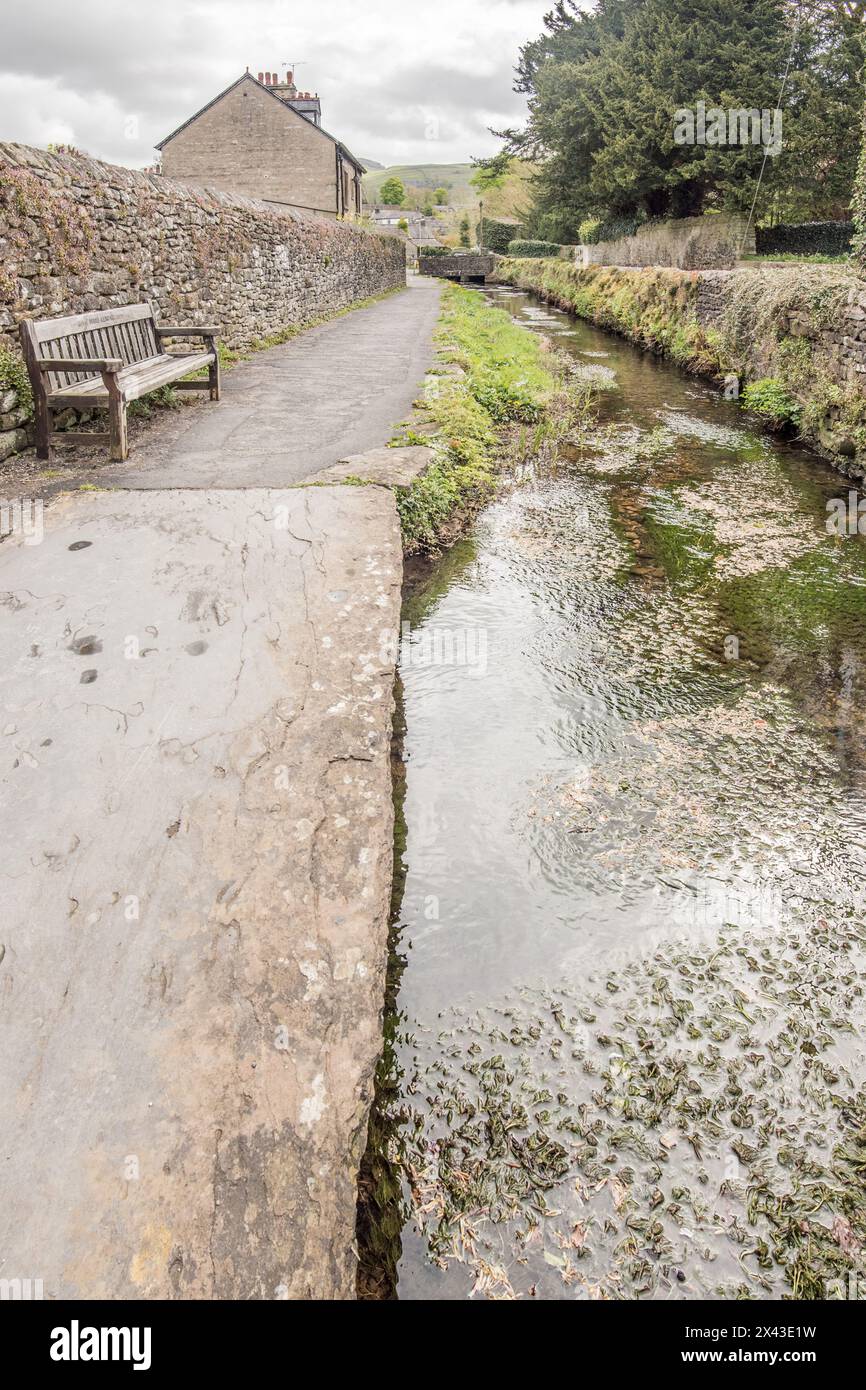 Tems Beck fließt ruhig durch das Dorf Giggleswick und verleiht diesem schönen Dorf in North Yorkshire einen bedeutenden Charme. Stockfoto