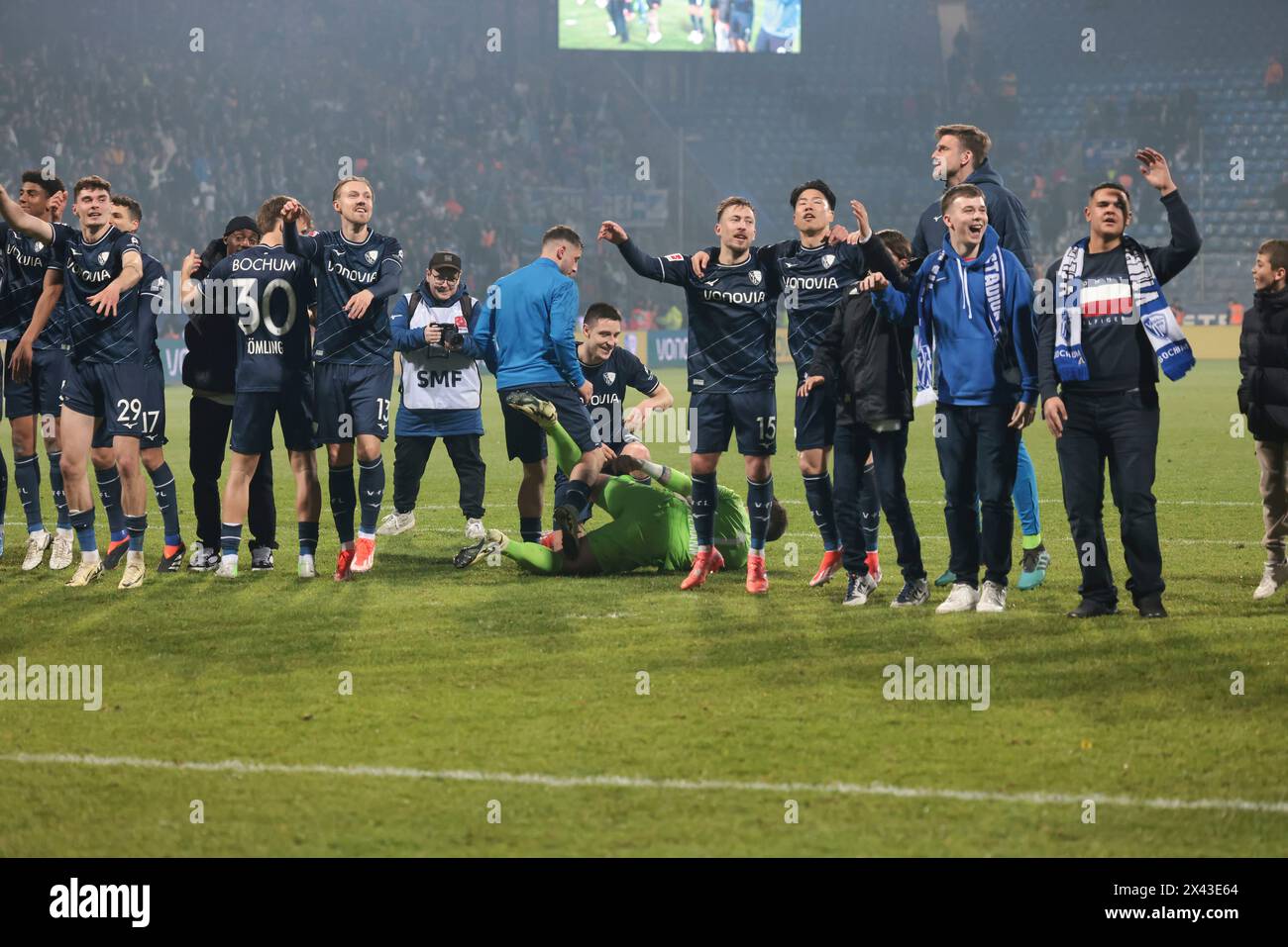 firo: 26. April 2024, Fußball, 1. Liga, 1.Bundesliga, Saison 2023/2024, VfL Bochum 1848 - TSG Hoffenheim. 3:1 letzter Jubel La Ola Manuel Riemann am Boden Stockfoto