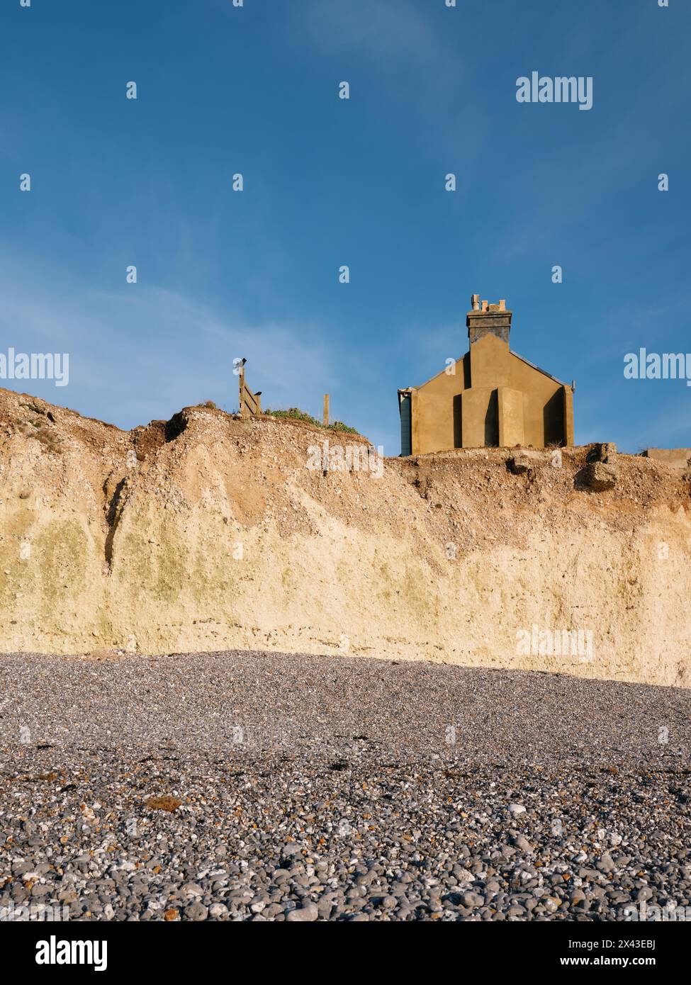 Küstenerosion bei Birling Gap Kreidefelsen, East Sussex England Großbritannien - prekäre Hausklippe Stockfoto