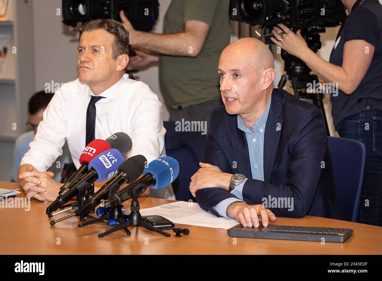 Justizminister Paul Van Tigchelt und DJO FAST Gerry Van Loock, Leiter des Dienstes DJO FAST, ein Bild von einem Besuch in den Räumlichkeiten des Flüchtlingsteams (FAST), des Ermittlungsdienstes der Bundespolizei, der Flüchtlinge in Belgien und im Ausland sucht, am Dienstag, den 30. April 2024 in Brüssel. Dazu gehören verurteilte Flüchtlinge, die versuchen, sich der Vollstreckung ihrer Strafe zu entziehen, entflohene Gefangene, international gesuchte Personen mit Wohnsitz in Belgien, Gefangene, die nach dem Freiheitsurlaub nicht gefunden werden können oder gegen ihre Bewährungsbedingungen verstoßen haben usw. SCHNELLE Berichte an die Direction centrale des opératio Stockfoto