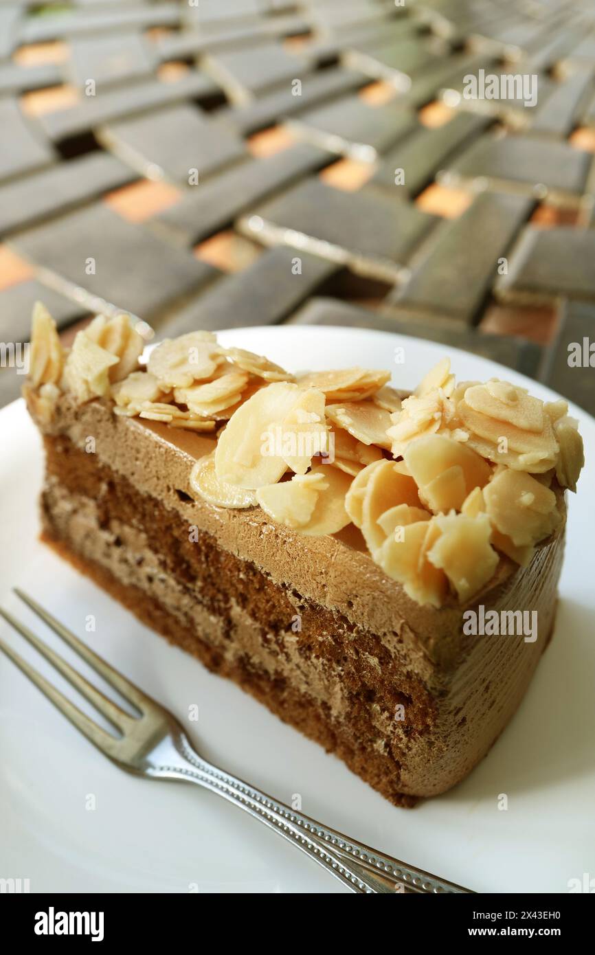 Nahaufnahme eines Stücks köstlicher Kaffee Mandelkuchen Schmiedeeisentisch Stockfoto