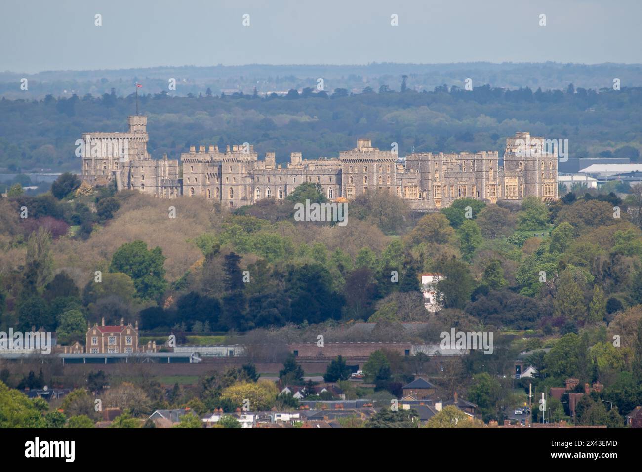 Englefield Green, Großbritannien. April 2024. Blick auf Windsor Castle von Englefield Green. Es ist der Hochzeitstag des Prinzen und der Prinzessin von Wales diese Woche. Kate und Wills leben auf dem Gelände von Windsor Castle. Leider wird Catherine derzeit einer Krebsbehandlung unterzogen. Quelle: Maureen McLean/Alamy Live News Stockfoto