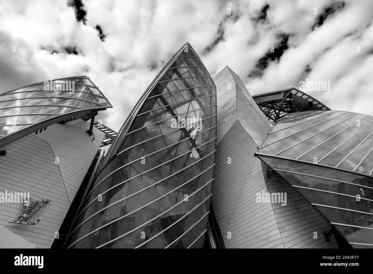 Die Fondation Louis Vuitton Gebäudeentwurf des Architekten Frank Gehry ist ein französisches Kunstmuseum und Kulturzentrum, das von der Gruppe LVMH und deren Subventionierung finanziert wird Stockfoto