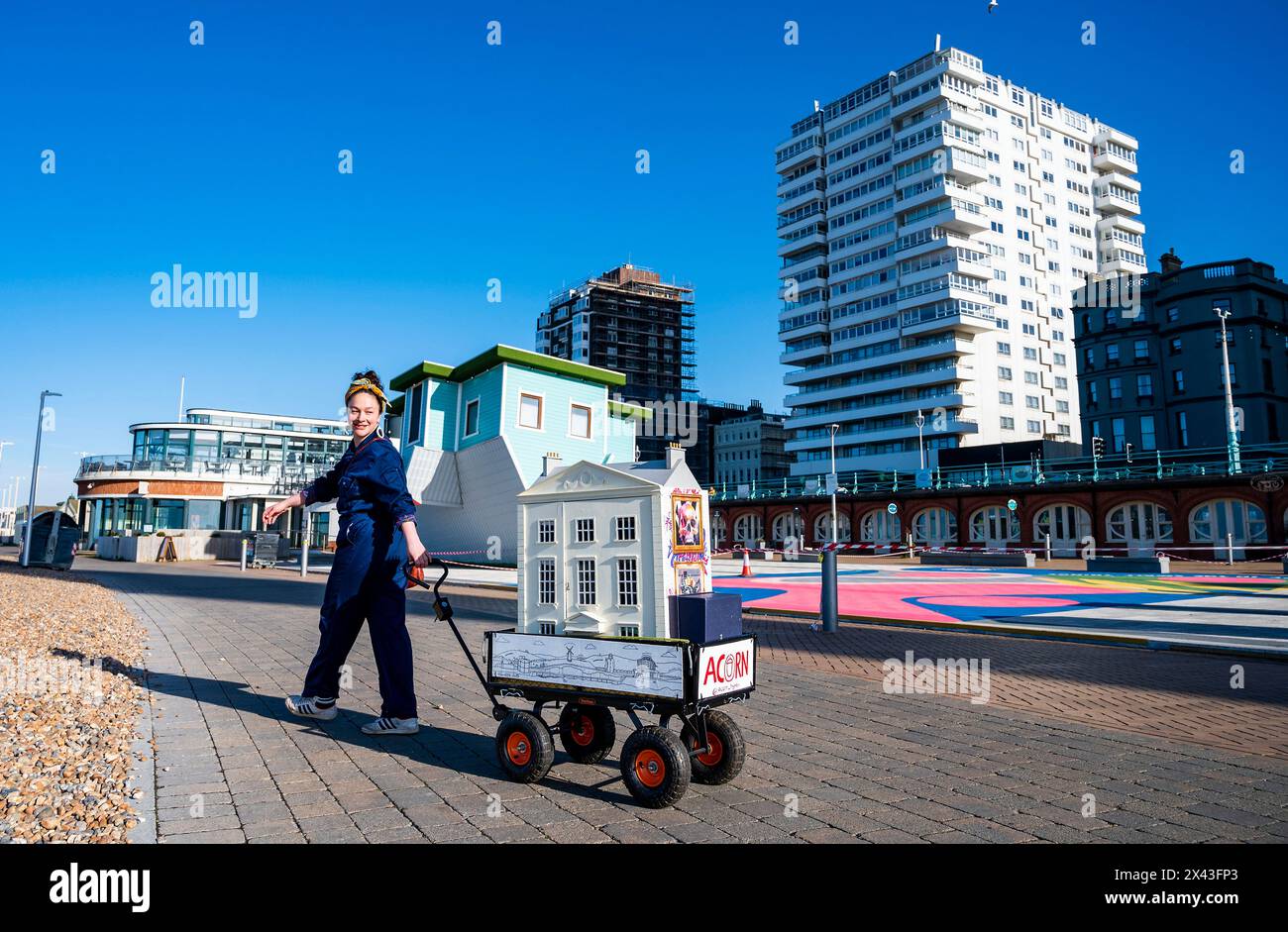Brighton UK 30. April 2024 - Brighton Künstlerin Bryony Devitt mit ihrem tragbaren Puppenhaus für dieses Jahr 42. Artists Open Houses Festival, das im Mai stattfindet. Das Puppenhaus auf Rädern zeigt maßgefertigte Miniaturkunstwerke lokaler und internationaler Künstler, und Bryony selbst kann es sich nicht leisten, ein Haus zu kaufen, und ihr Puppenhaus reflektiert die Kämpfe, die Brightons Wohnungskrise auslöste. : Credit Simon Dack / Alamy Live News Stockfoto