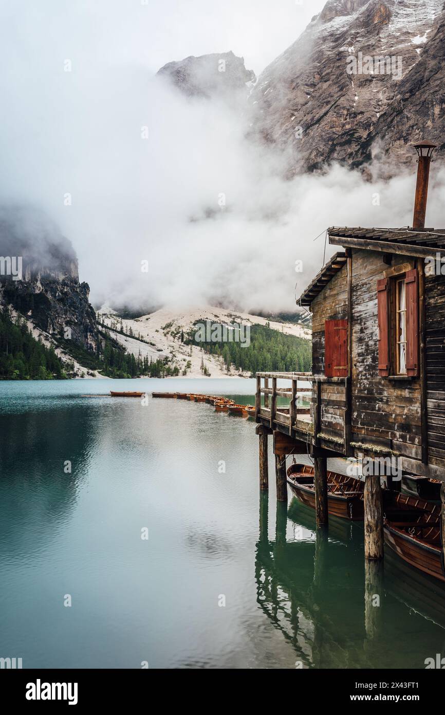 Wunderschöner Gletschersee Pragser See in den Dolomiten, Italien Stockfoto