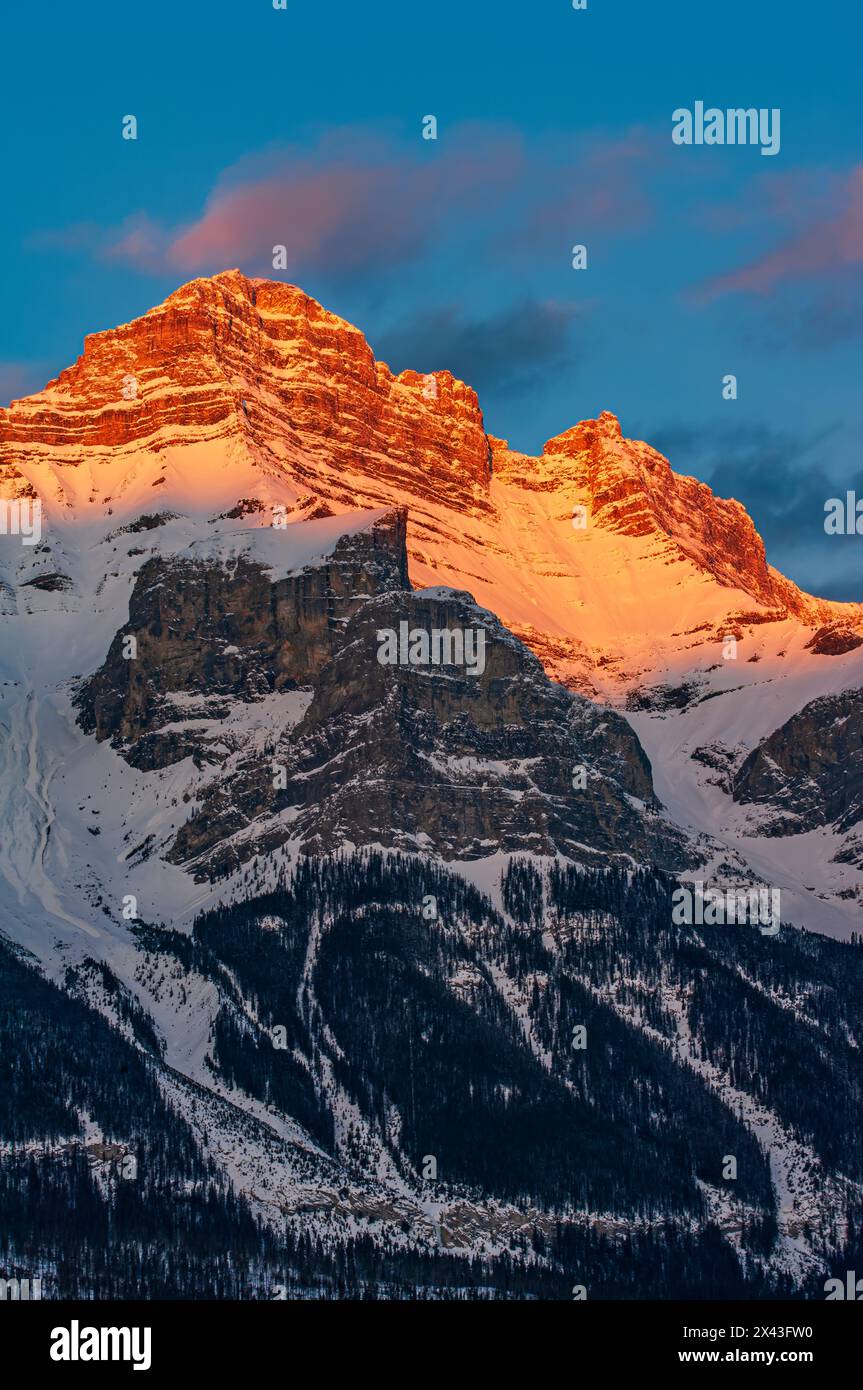 Kanada, Alberta, Banff National Park. Mt. Rundle bei Sonnenuntergang. Stockfoto