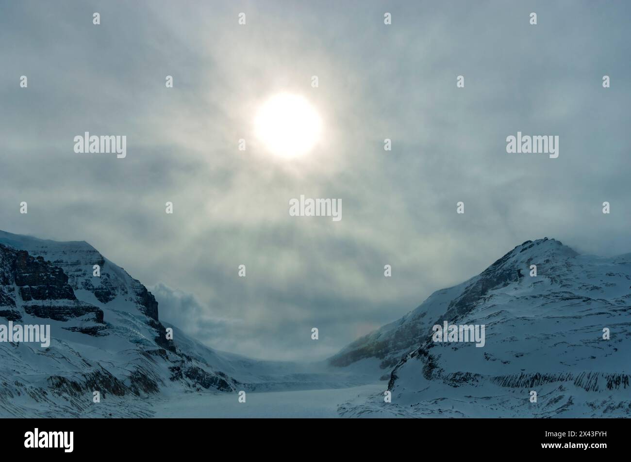 Kanada, Alberta, Jasper National Park. Sturm über Berge und Athabasca-Gletscher. Stockfoto