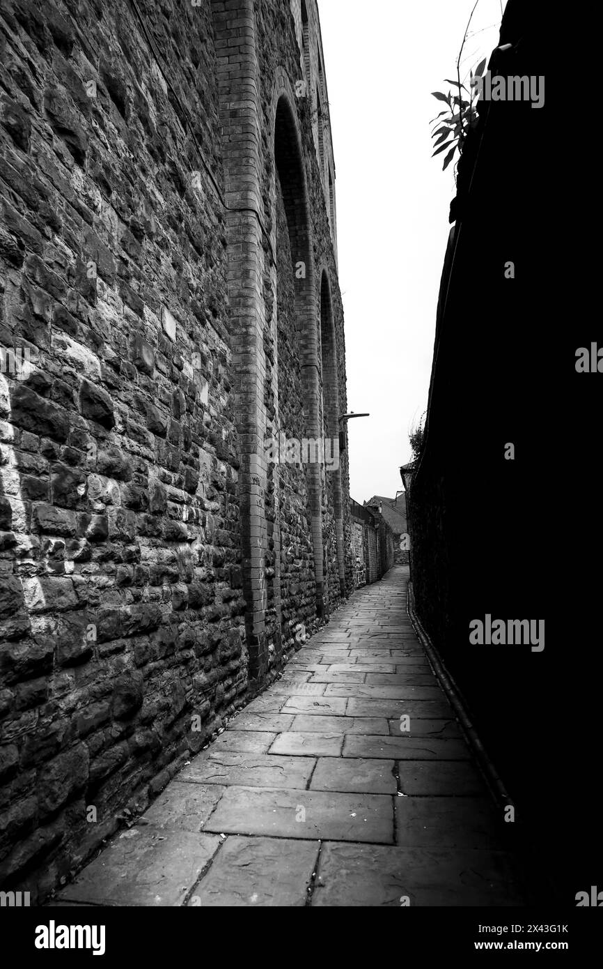 Enge und einsame Straße in Bristol City, England Stockfoto