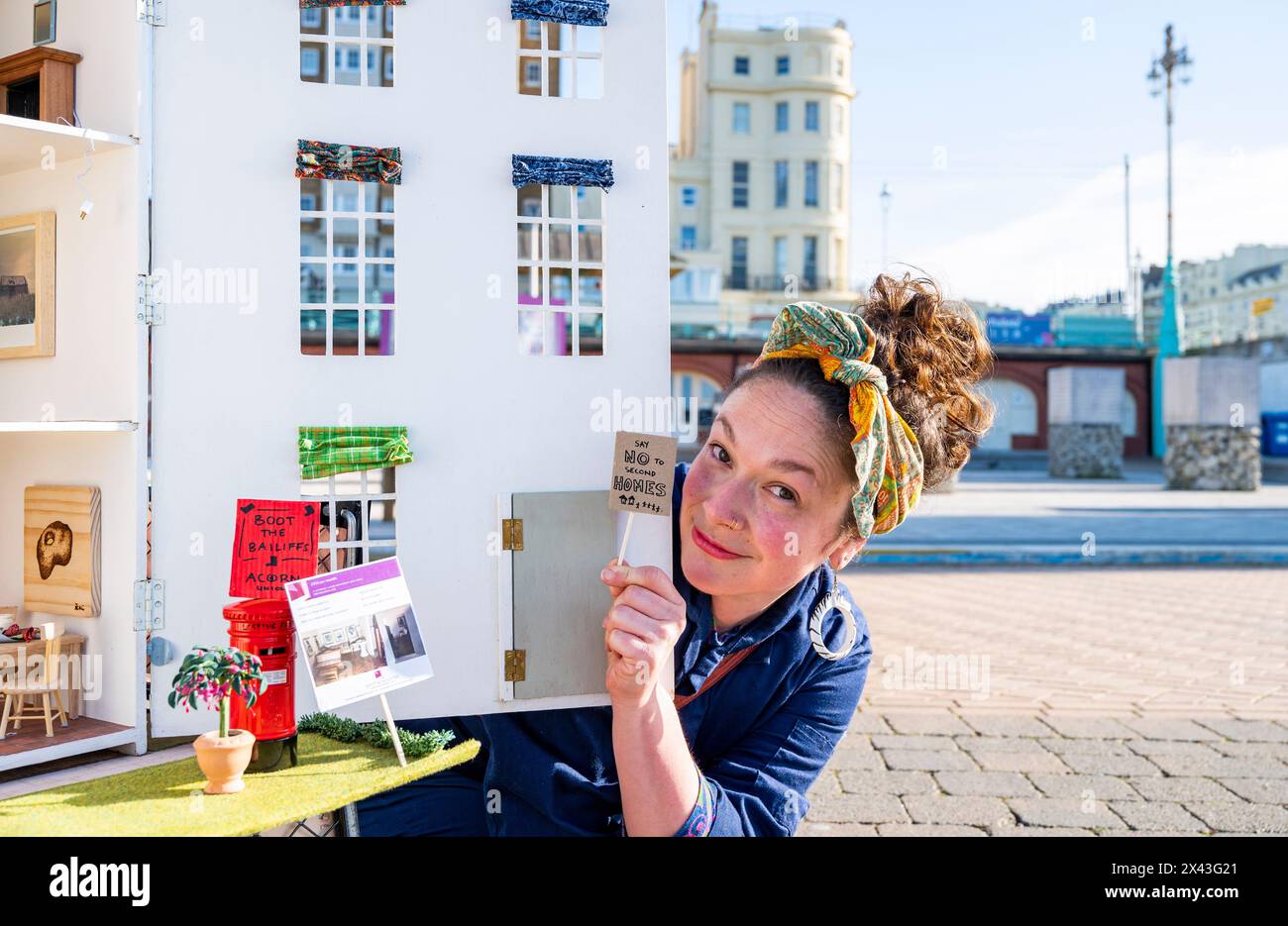 Brighton UK 30. April 2024 - Brighton Künstlerin Bryony Devitt mit ihrem tragbaren Puppenhaus für dieses Jahr 42. Artists Open Houses Festival, das im Mai stattfindet. Das Puppenhaus auf Rädern zeigt maßgefertigte Miniaturkunstwerke lokaler und internationaler Künstler, und Bryony selbst kann es sich nicht leisten, ein Haus zu kaufen, und ihr Puppenhaus reflektiert die Kämpfe, die Brightons Wohnungskrise auslöste. : Credit Simon Dack / Alamy Live News Stockfoto