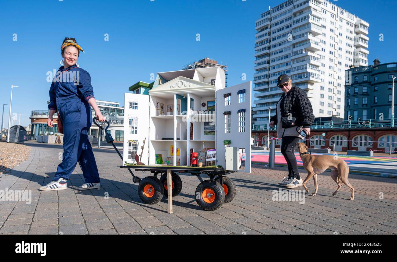 Brighton UK 30. April 2024 - Brighton Künstlerin Bryony Devitt mit ihrem tragbaren Puppenhaus für dieses Jahr 42. Artists Open Houses Festival, das im Mai stattfindet. Das Puppenhaus auf Rädern zeigt maßgefertigte Miniaturkunstwerke lokaler und internationaler Künstler, und Bryony selbst kann es sich nicht leisten, ein Haus zu kaufen, und ihr Puppenhaus reflektiert die Kämpfe, die Brightons Wohnungskrise auslöste. : Credit Simon Dack / Alamy Live News Stockfoto