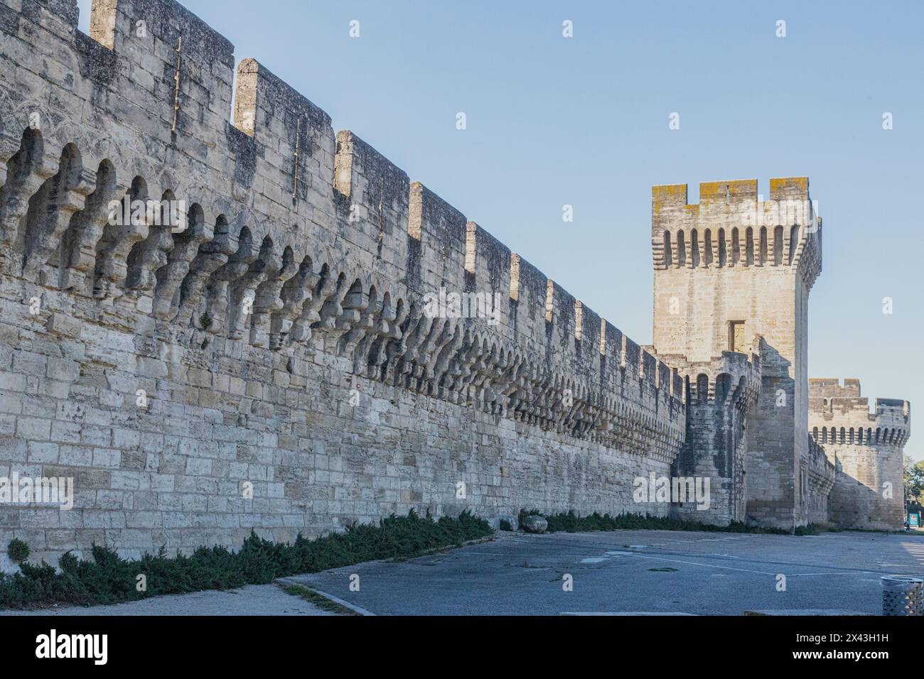 Mauern zum Schutz des Papstpalastes in Avignon in der Provence, Frankreich. Im 14. Und 15. Jahrhundert. Stockfoto