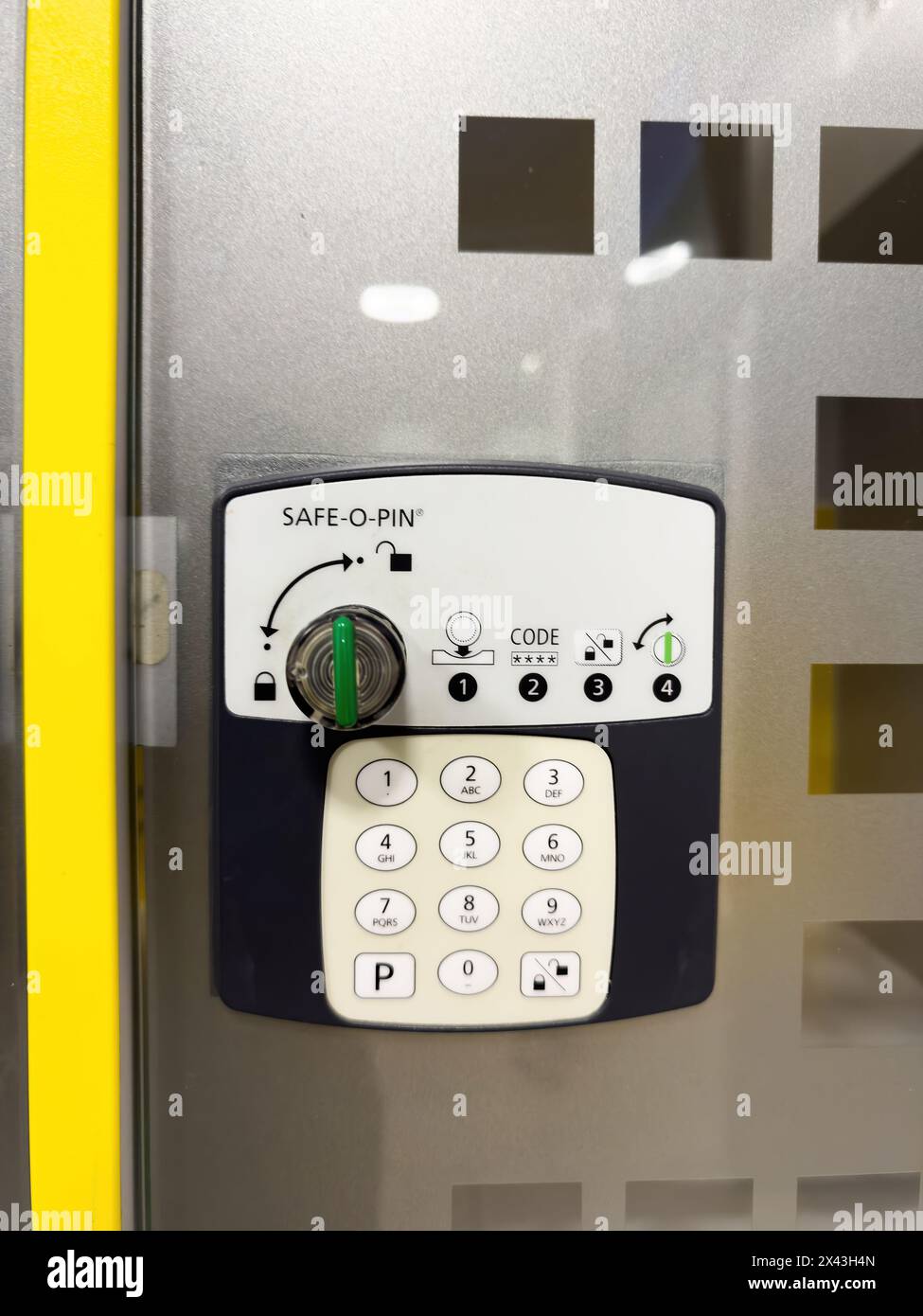 Paris, Frankreich - 6. März 2024: Nahaufnahme einer SAFE-O-PIN-Zugangstastatur mit Tasten und Sicherheitsanzeigen auf metallischer Oberfläche - Sicherheitsfach Stockfoto