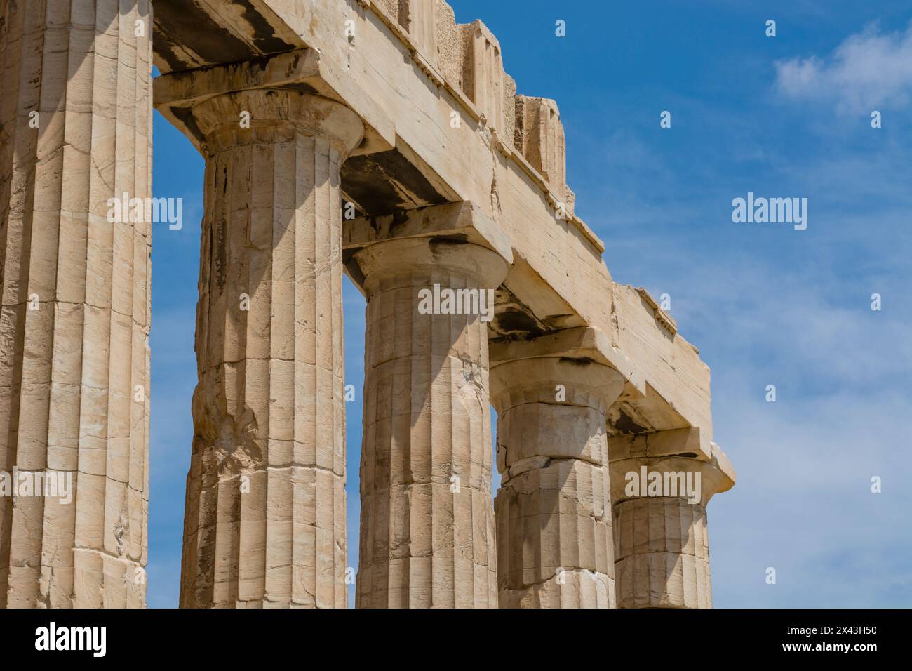 Nahaufnahme der verbliebenen Säulen und Ruinen am Parthenon, Akropolis. Das Parthenon, Athen, Griechenland. Stockfoto
