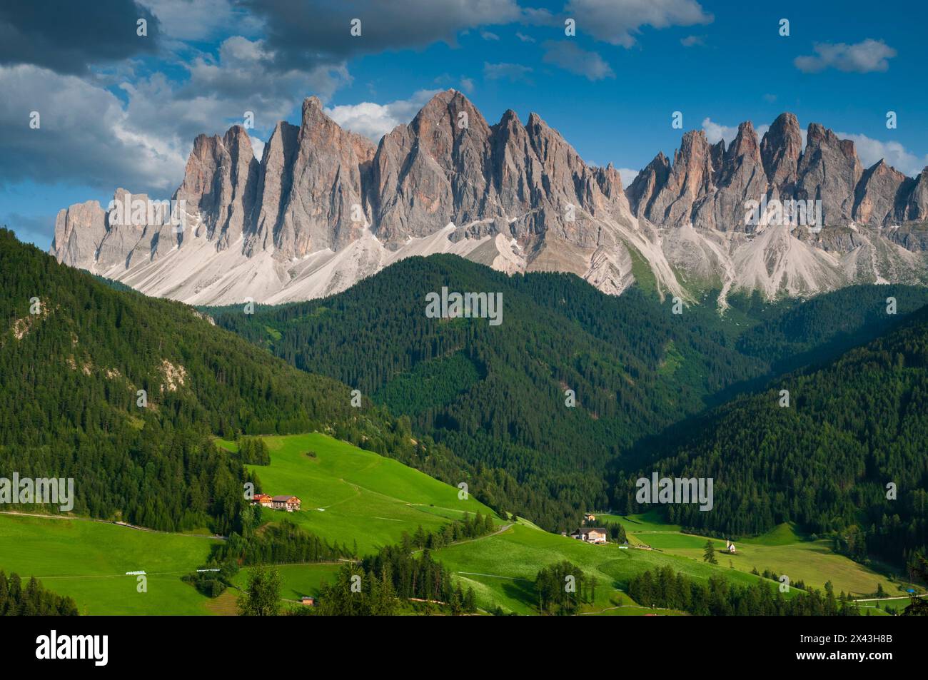 Ein Blick auf den Geisler Berg und das Tal darunter. Funes, Trentino-Südtirol, Italien. Stockfoto