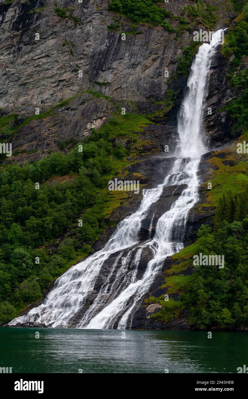 Die sieben Sisters Wasserfälle kaskadieren von steilen Klippen in den Geirangerfjord, Norwegen. Stockfoto