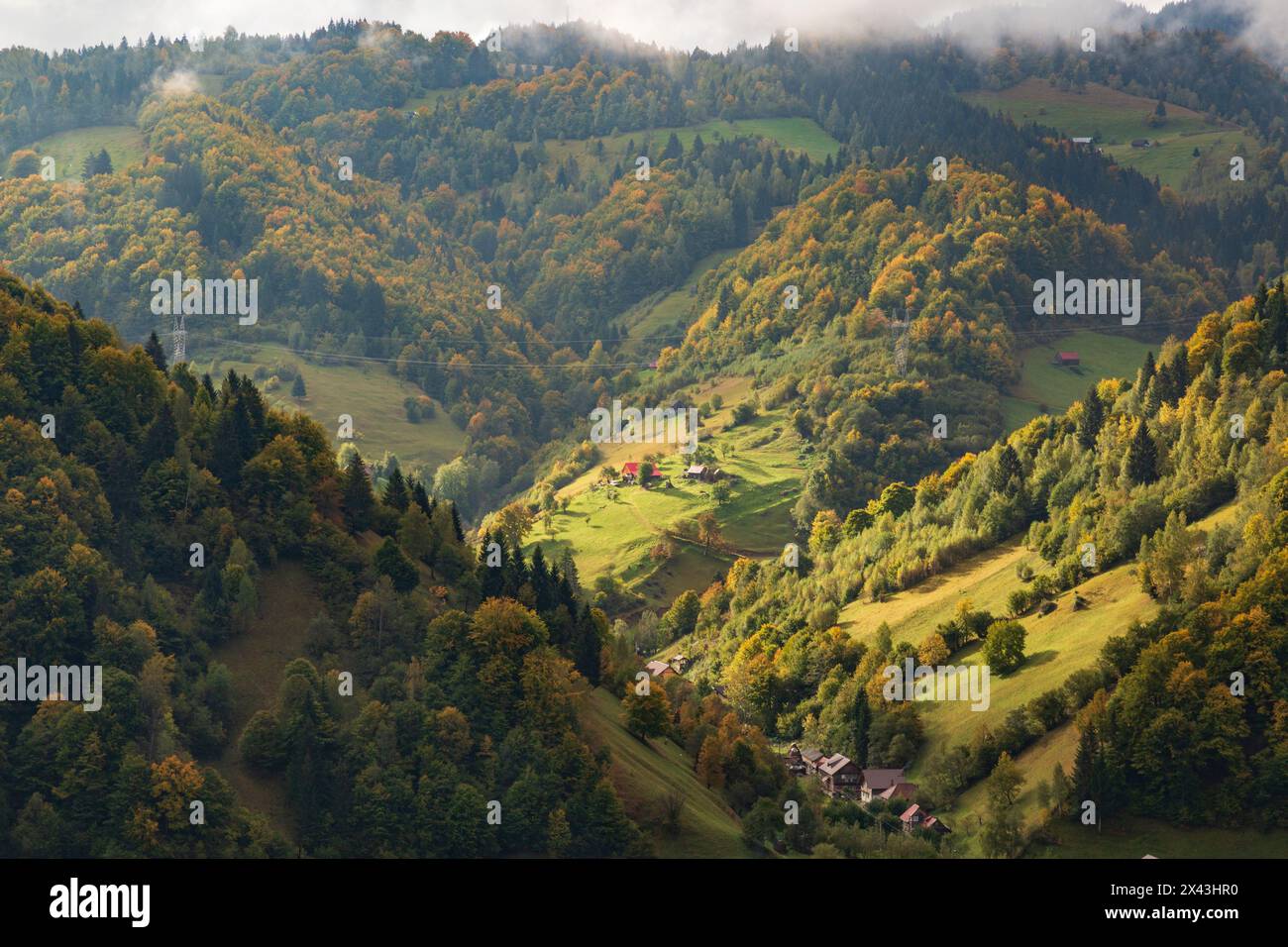 Rumänien, Siebenbürgen. Farbenfrohe, weiße Berglandschaft. Stockfoto