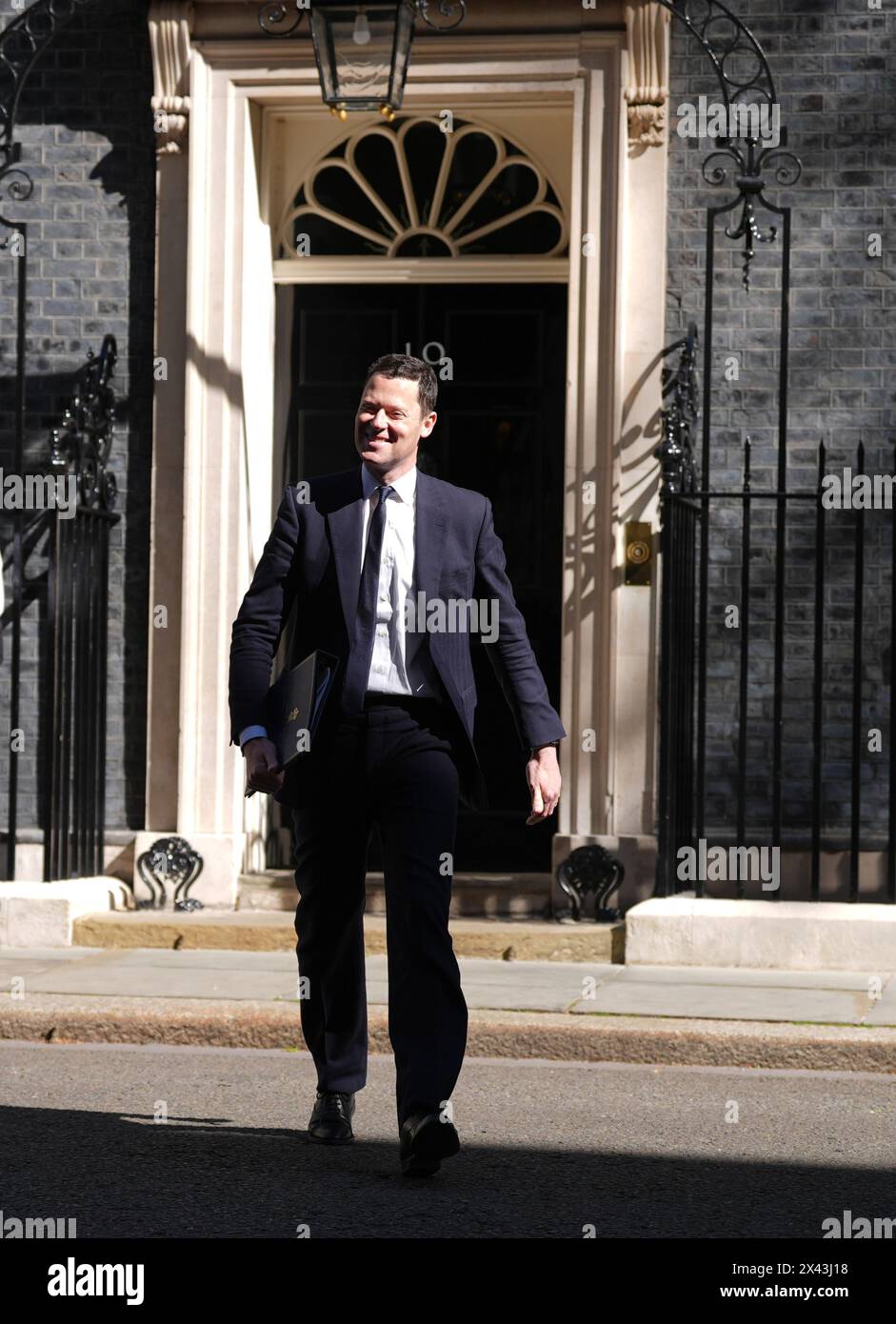 Justizminister Alex Chalk verlässt die Downing Street in London nach einer Kabinettssitzung. Bilddatum: Dienstag, 30. April 2024. Stockfoto