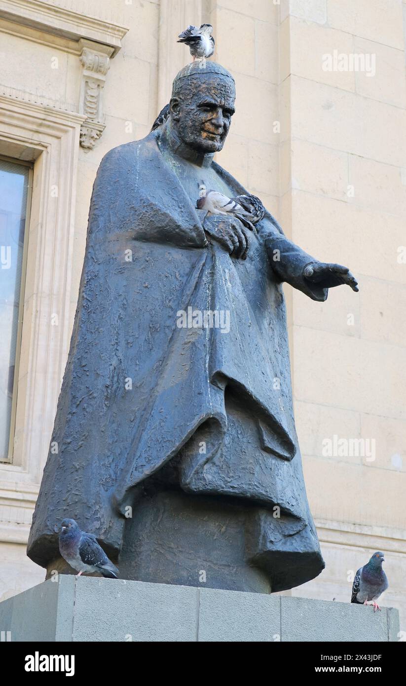 Statue von Kardinal Jose Maria Caro Rodriguez vor der Kathedrale von Santiago auf dem Plaza de Armas, Santiago, Chile, Südamerika Stockfoto