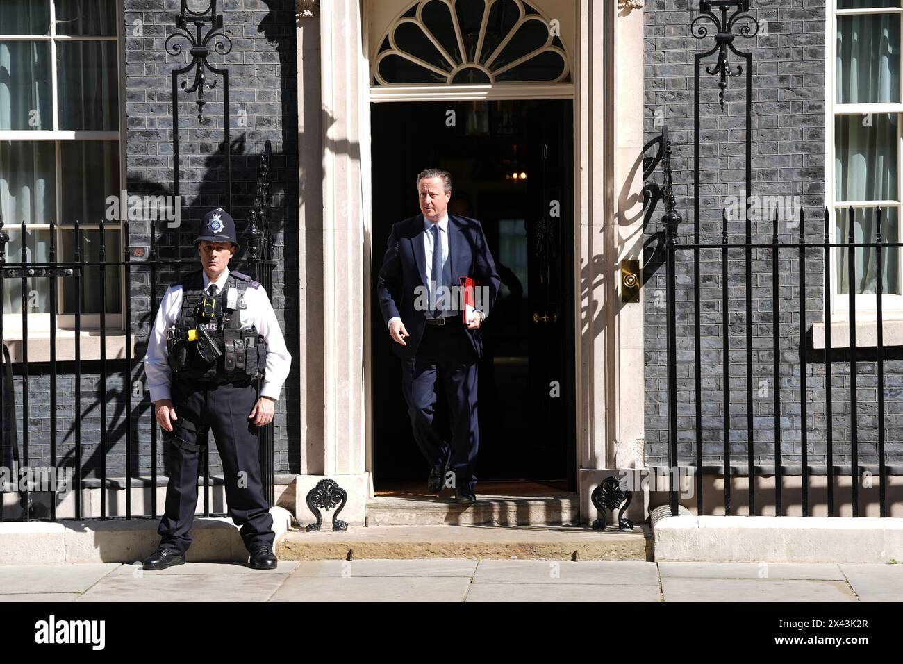Außenminister Lord David Cameron verlässt die Downing Street, London, nach einer Kabinettssitzung. Bilddatum: Dienstag, 30. April 2024. Stockfoto