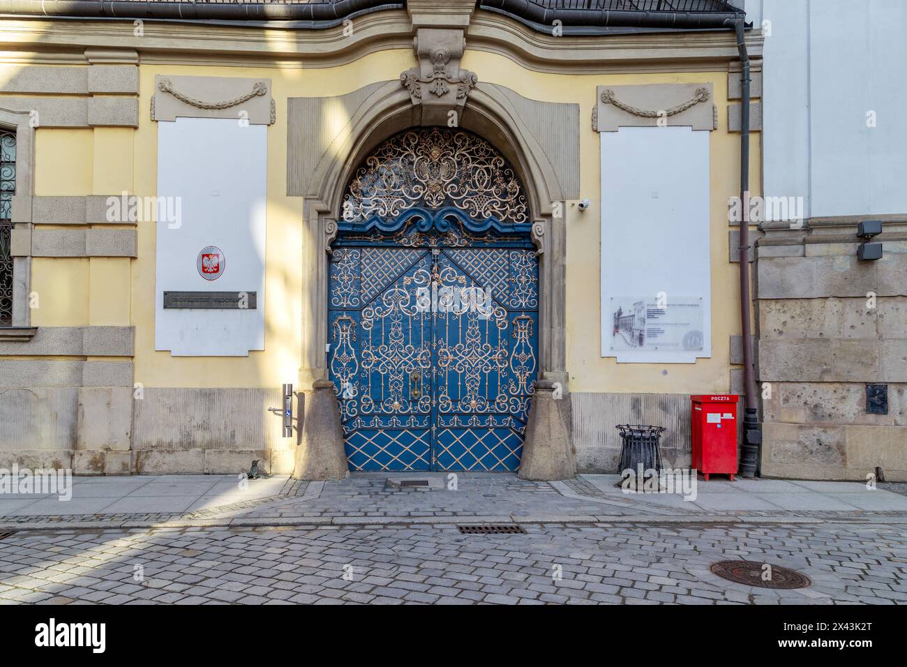 BRESLAU, POLEN - 4. NOVEMBER 2023: Dies ist einer der Eingänge zum alten Universitätsgebäude. Stockfoto