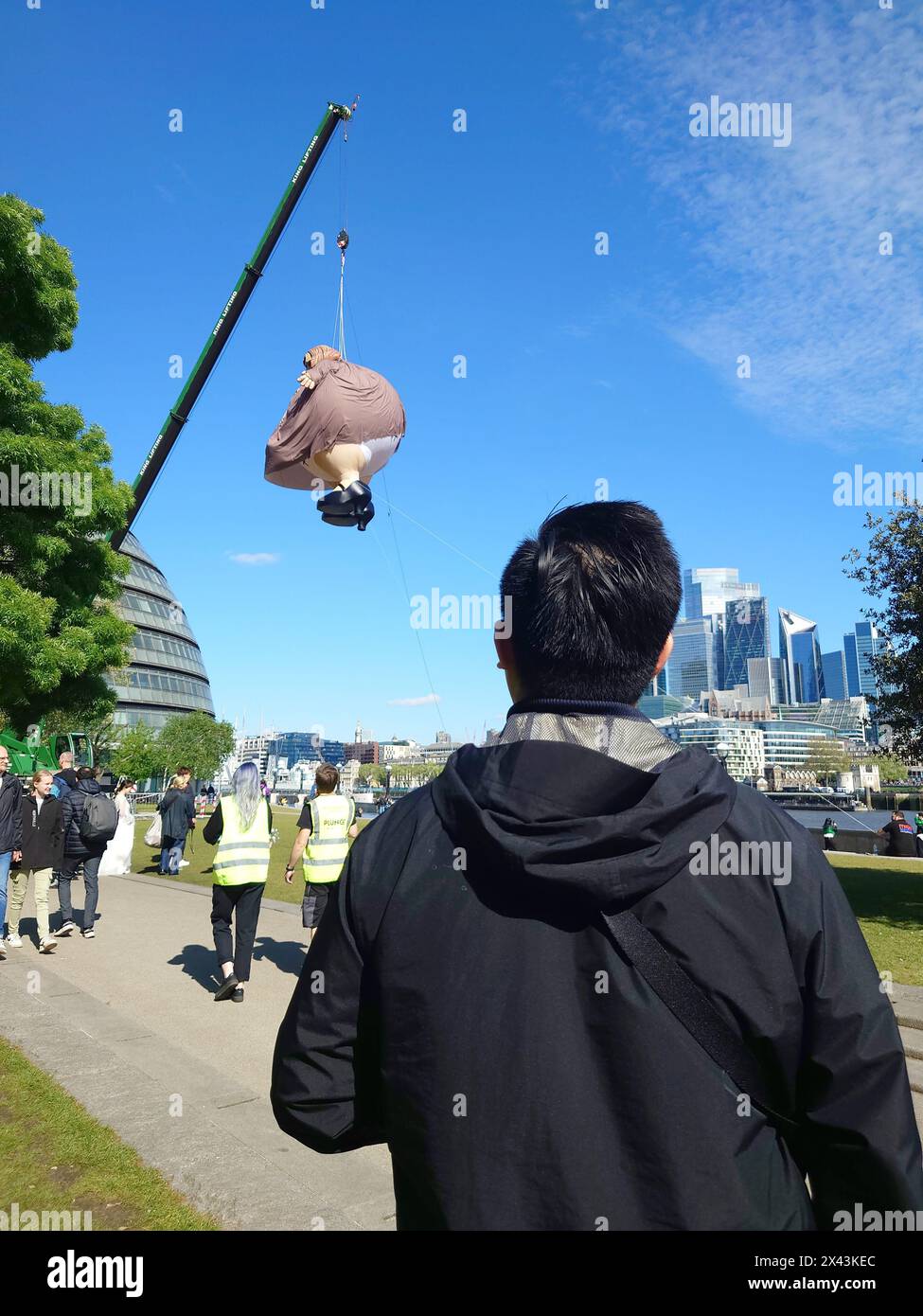 London, Großbritannien. 30. April 2024 Ein riesiges aufblasbares Modell von Tante Marge aus Harry Potter und dem Gefangenen von Azkaban wird an Seilen in der Nähe der Tower Bridge und der London Bridge in London aufgehängt, was den 20. Jahrestag der Veröffentlichung der Filmadaption des Buches begeht. Die Requisite wiegt 95 kg und hat einen Umfang von 11,7 Metern. © Simon King/Alamy Live News Stockfoto