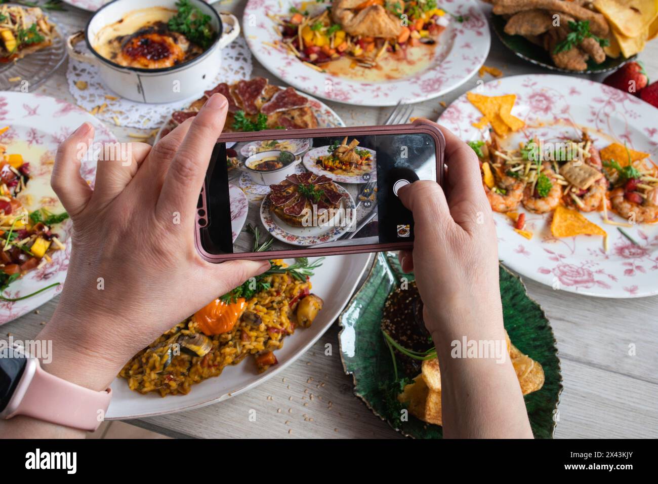 Hände eines Bloggers, der ein Foto von gesundem Essen macht, um es in sozialen Netzwerken zu teilen Stockfoto