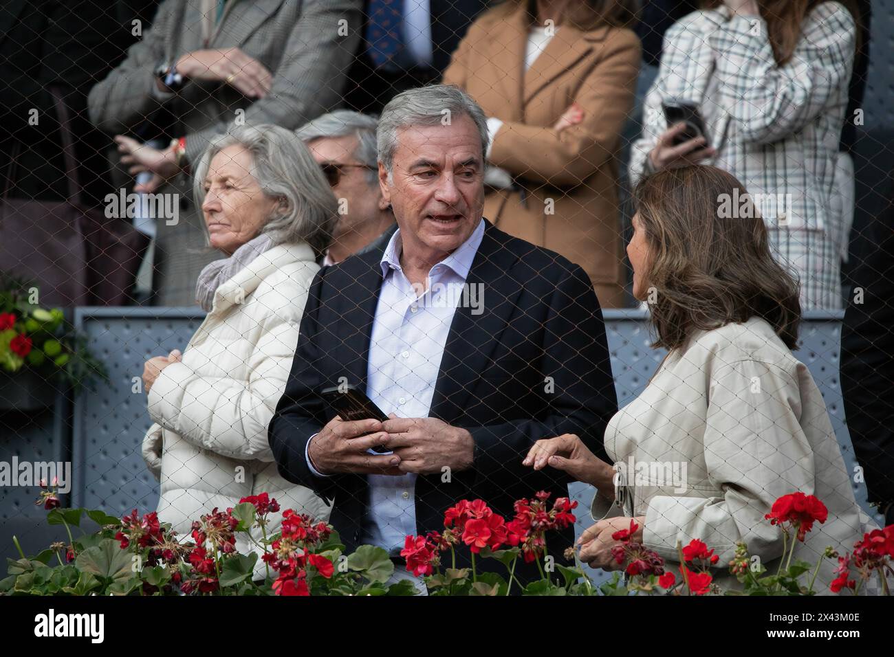 Madrid, Spanien. April 2024. Carlos Sainz, spanischer Rallyefahrer, der während des Tennisspiels zwischen dem Spanier Rafael Nadal und dem argentinischen Pedro Cachin zu sehen war. Verschiedene Persönlichkeiten aus der spanischen Gesellschaft versammelten sich in der Box der Caja Magica in Madrid, um das Spiel um den ATP Master 100 in Madrid zwischen dem Spanier Rafael Nadal und dem Argentinischen Pedro Cachin zu erleben. Quelle: SOPA Images Limited/Alamy Live News Stockfoto