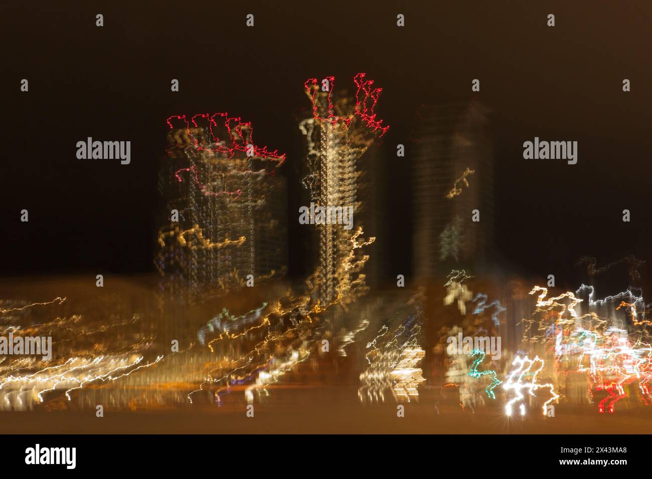 Abstrakte nächtliche Lichtspuren von Kalasatama, Helsinki, Finnland, Stadtlandschaft mit absichtlicher Kamerabewegung, ICM. Stockfoto