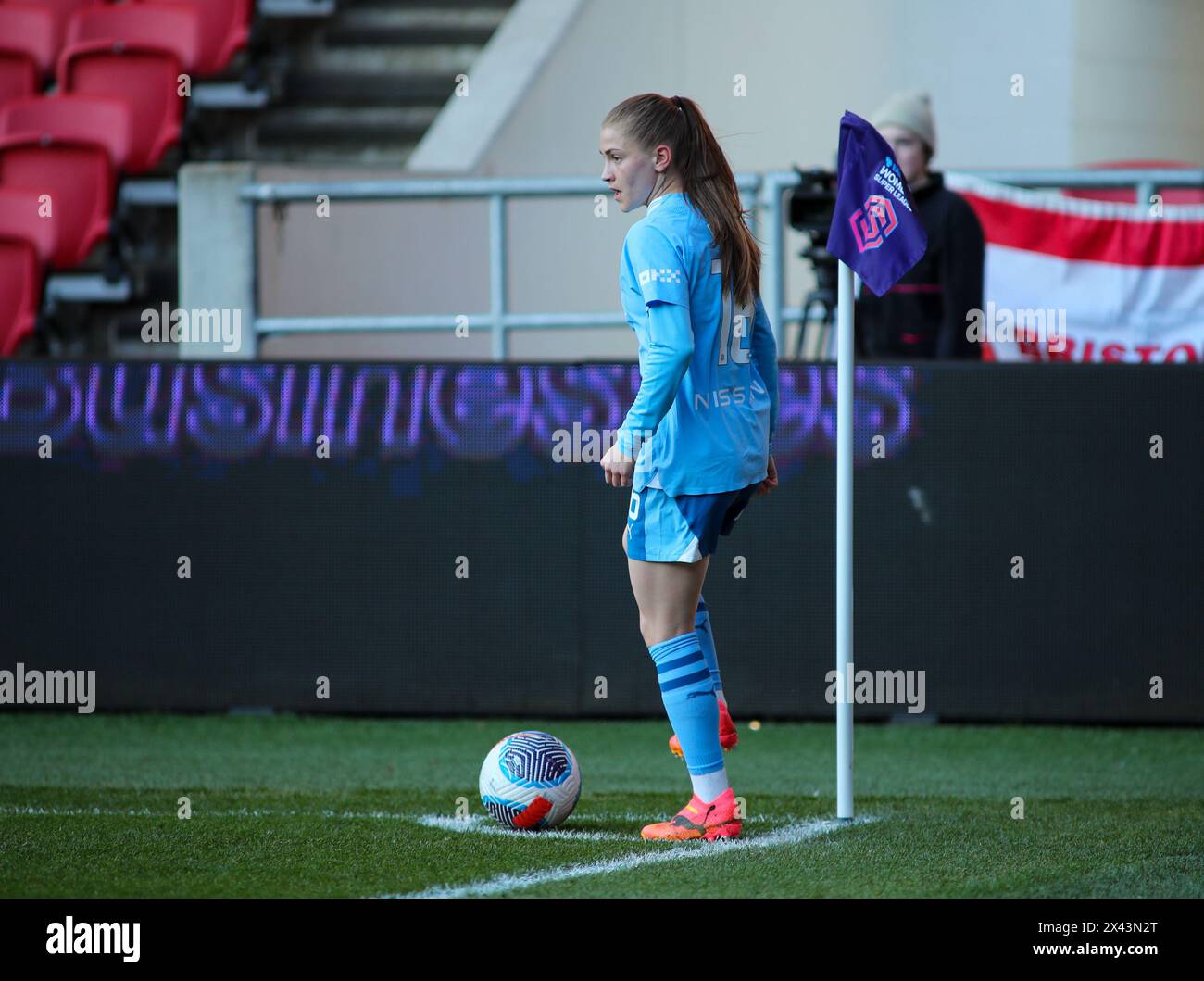 Bristol, Großbritannien. April 2024. Bristol, England, 28. April 2024 Jess Park (#16 Manchester City) will die kurze Ecke beim Spiel der Barclays FA Womens Super League zwischen Bristol City Women und Manchester City WFC am Ashton Gate in Bristol, England nehmen. (Beast/SPP) Credit: SPP Sport Press Photo. /Alamy Live News Stockfoto