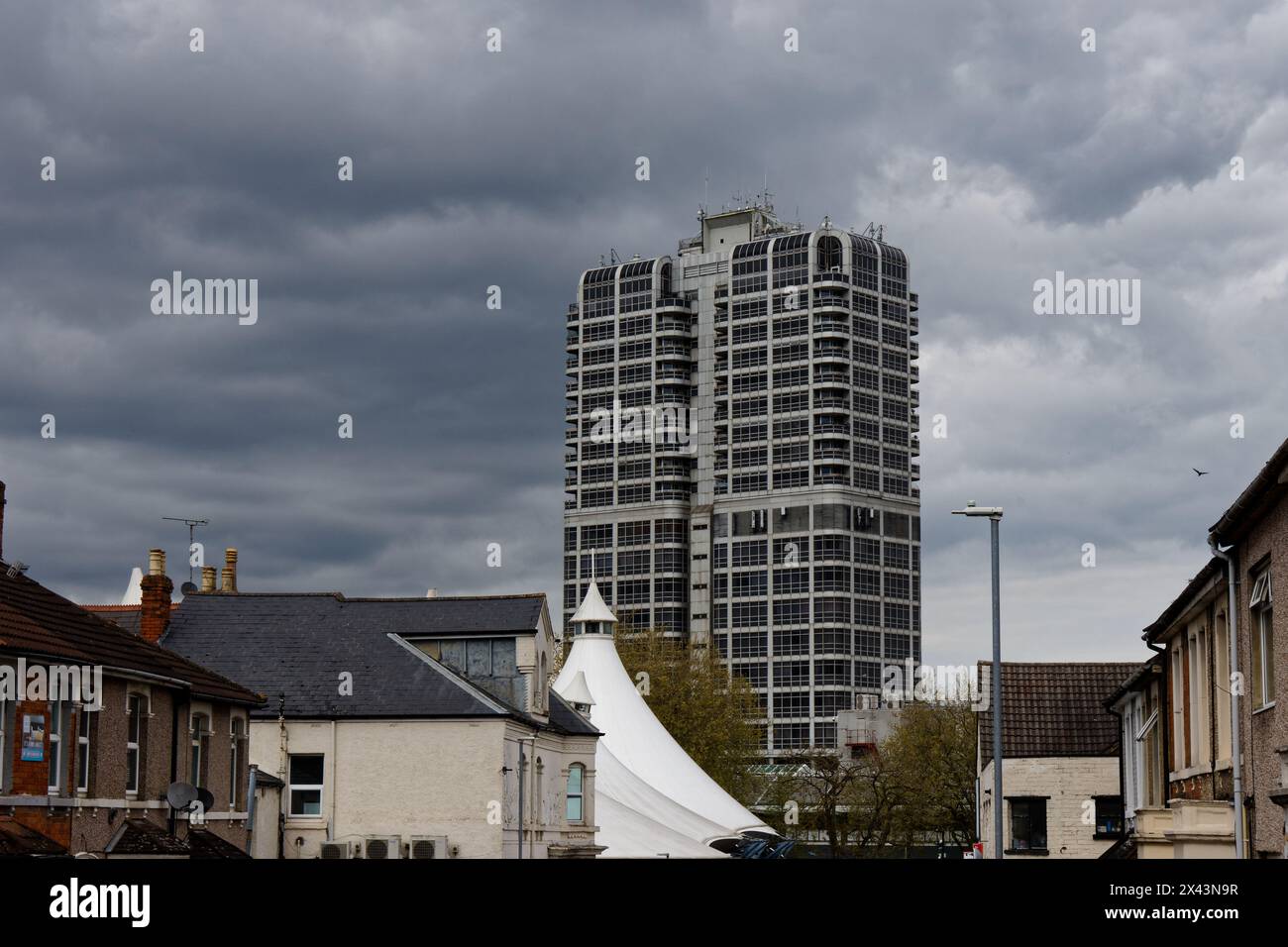 David Murray John Apartmentgebäude über Dächern unter bewölktem Himmel in Swindon, Wiltshire, England Stockfoto