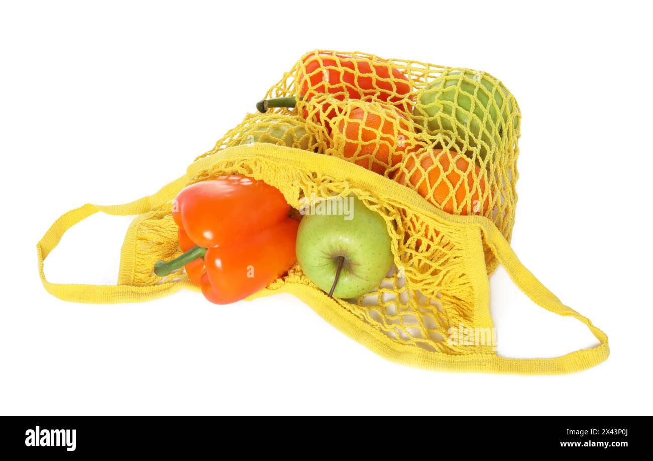 Frische Produkte in gelbem Sack isoliert auf weiß Stockfoto