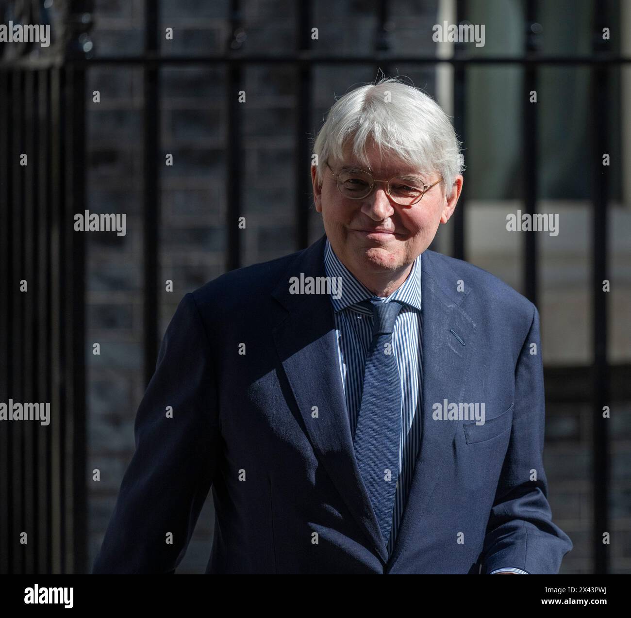 Downing Street, London, Großbritannien. April 2024 30. Andrew Mitchell Parlamentsabgeordneter, Staatsminister für das Auswärtige Amt in der Downing Street. Quelle: Malcolm Park/Alamy Live News Stockfoto