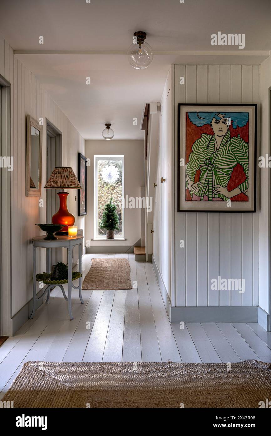 Weiß gestrichener Flur im modernen East Sussex Haus, Südostengland, Großbritannien Stockfoto