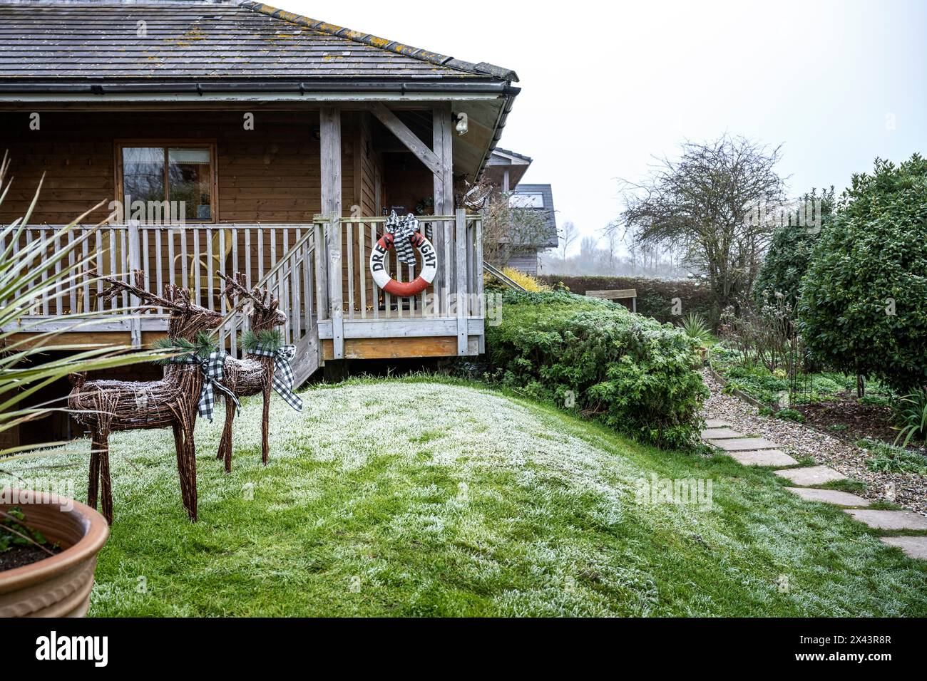 Rentierstatuen im Garten von East Sussex zu Weihnachten in Südostengland, Großbritannien. Stockfoto
