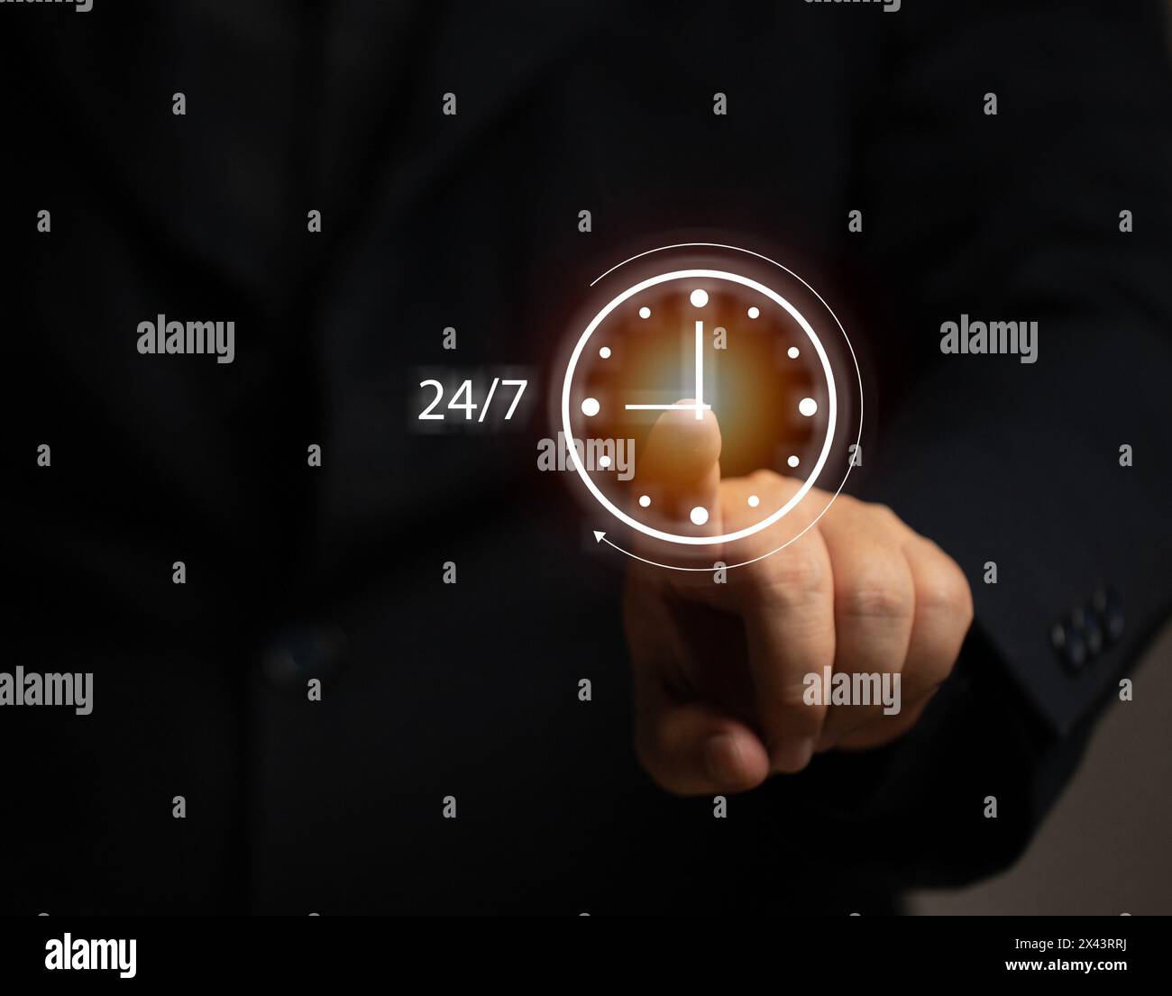 Geschäftsmann zeigt auf virtuellen Bildschirm rund um die Uhr. Die Qualität des Service-Supports für den Kunden. Für technische Produktunterstützung. Stockfoto