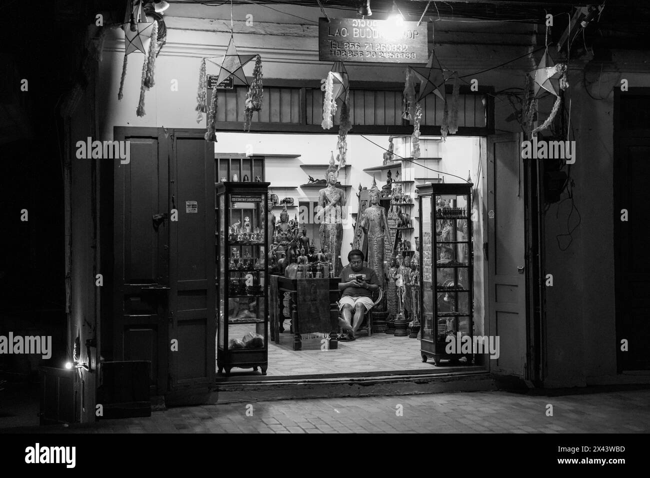 Nächtliches Straßenleben mit französischen Kolonialgebäuden in der historischen Altstadt von Luang Prabang, Laos Asien Stockfoto