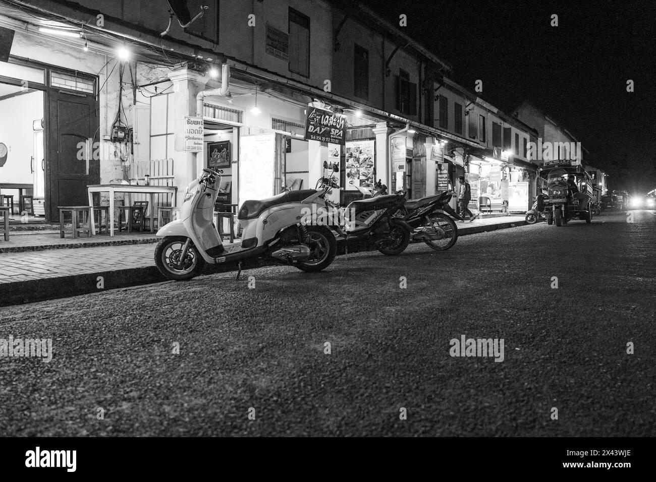 Nächtliches Straßenleben mit französischen Kolonialgebäuden in der historischen Altstadt von Luang Prabang, Laos Asien Stockfoto