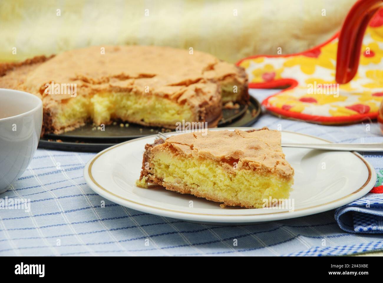 Mandelscheiben Kuchen mit einer Tasse Tee. Stockfoto