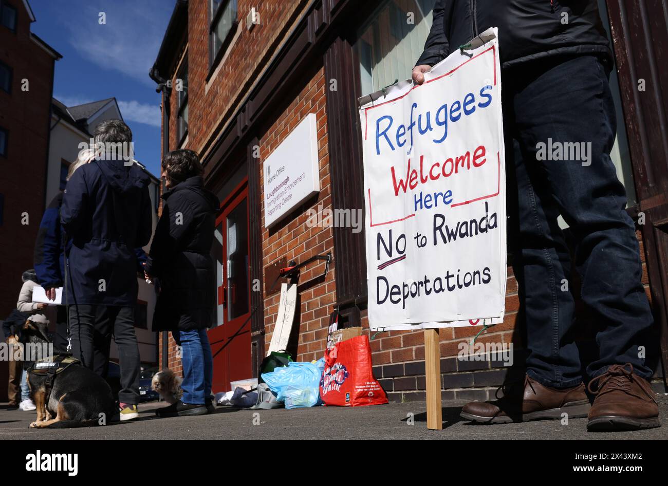 Loughborough, Leicestershire, Großbritannien. 30. April 2024. Demonstranten, die gegen die geplante Deportation von Migranten und Flüchtlingen nach Ruanda demonstrieren, stehen vor einem Meldezentrum für die Durchsetzung von Einwanderungsfragen. Credit Darren Staples/Alamy Live News. Stockfoto