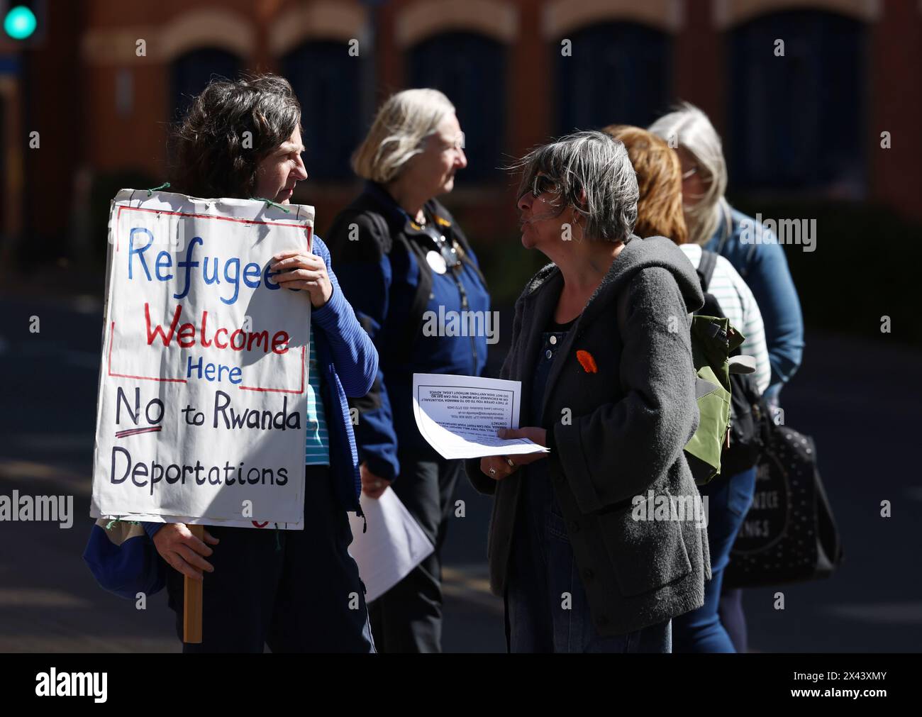 Loughborough, Leicestershire, Großbritannien. 30. April 2024. Demonstranten, die gegen die geplante Deportation von Migranten und Flüchtlingen nach Ruanda demonstrieren, stehen vor einem Meldezentrum für die Durchsetzung von Einwanderungsfragen. Credit Darren Staples/Alamy Live News. Stockfoto