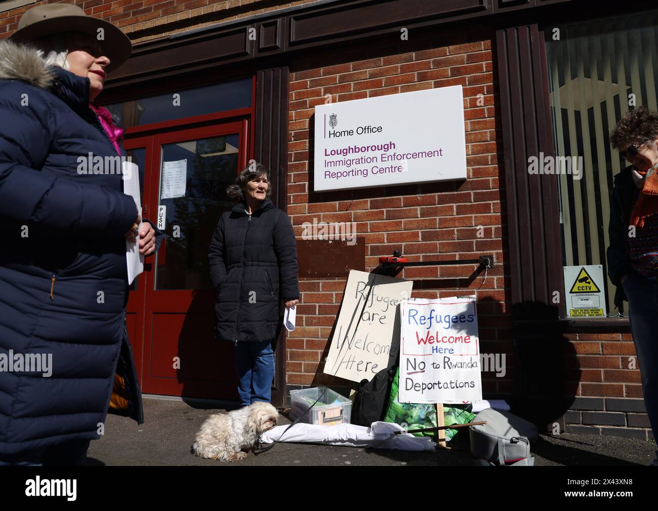 Loughborough, Leicestershire, Großbritannien. 30. April 2024. Demonstranten, die gegen die geplante Deportation von Migranten und Flüchtlingen nach Ruanda demonstrieren, stehen vor einem Meldezentrum für die Durchsetzung von Einwanderungsfragen. Credit Darren Staples/Alamy Live News. Stockfoto