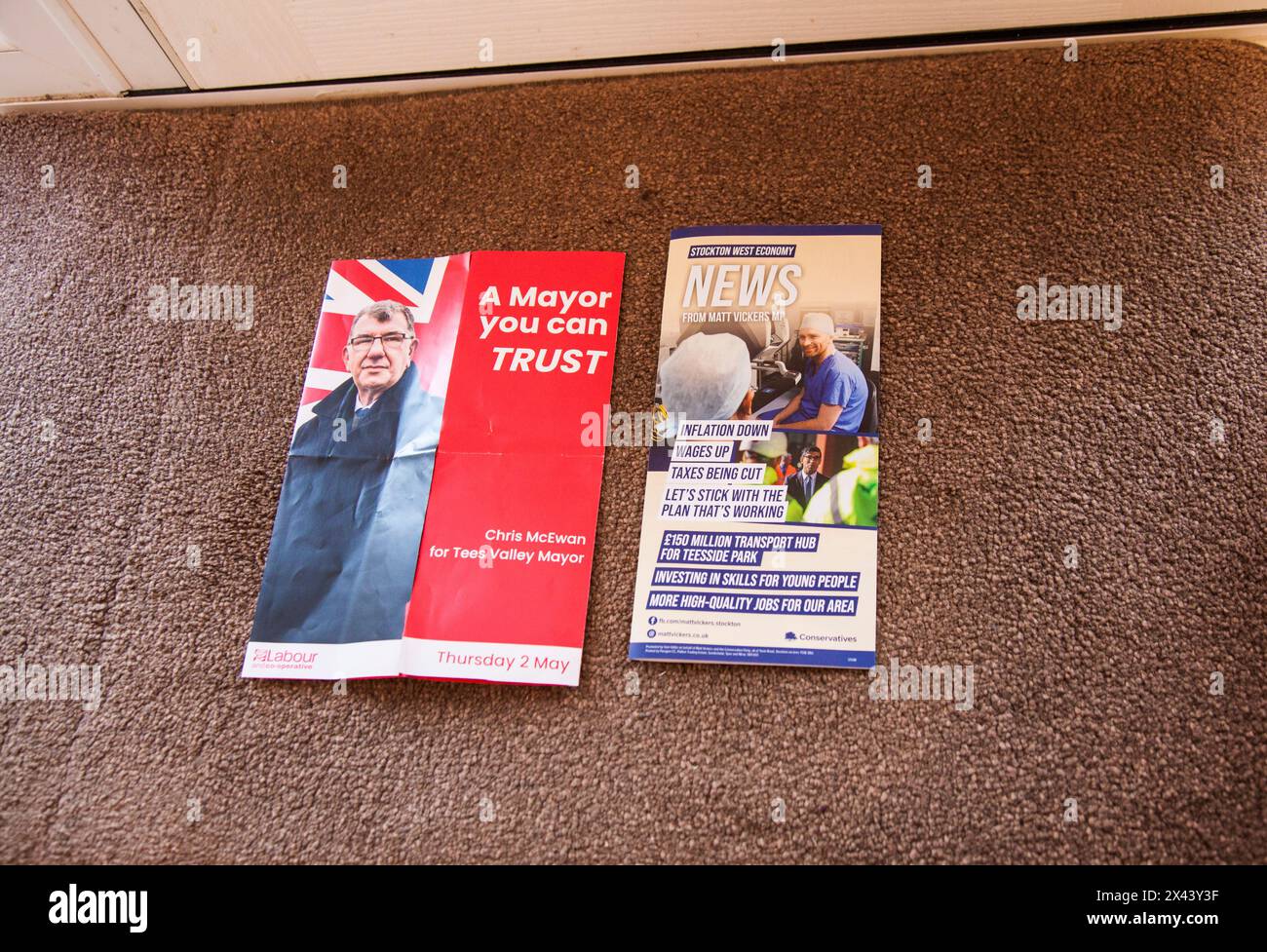 Stockton on Tees, Großbritannien. 30. April 2024. Die Wahlen zum Bürgermeister und zum Kriminalkommissar im Nordosten finden am 2. Mai 2024 statt und könnten ein Indikator dafür sein, was bei einer Parlamentswahl passieren könnte. Broschüren für Labour und Konservative durch den Briefkasten. David Dixon / Alamy Stockfoto