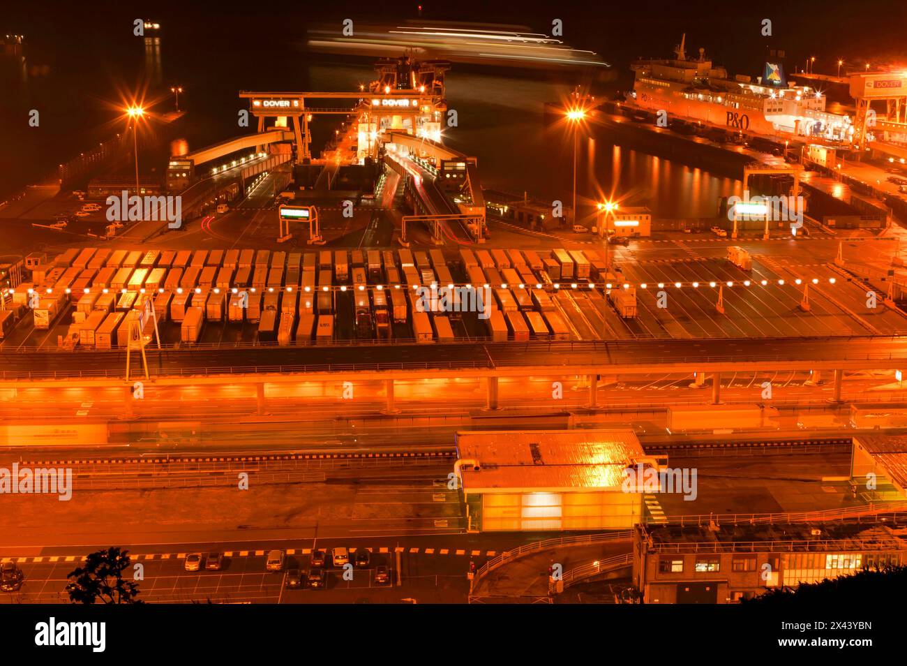 Nächtliches Bild von einem Blick auf den Cross-Channel-Fährhafen im Hafen von Dover mit Auto Ferries, die an den östlichen Docks beladen werden Stockfoto