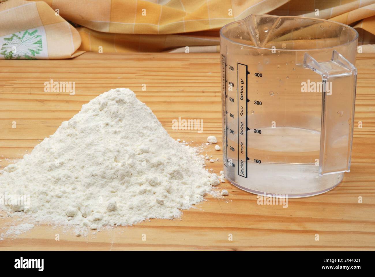 Wasser und Mehl für Blätterteig Rezept auf Holztisch, Stockfoto