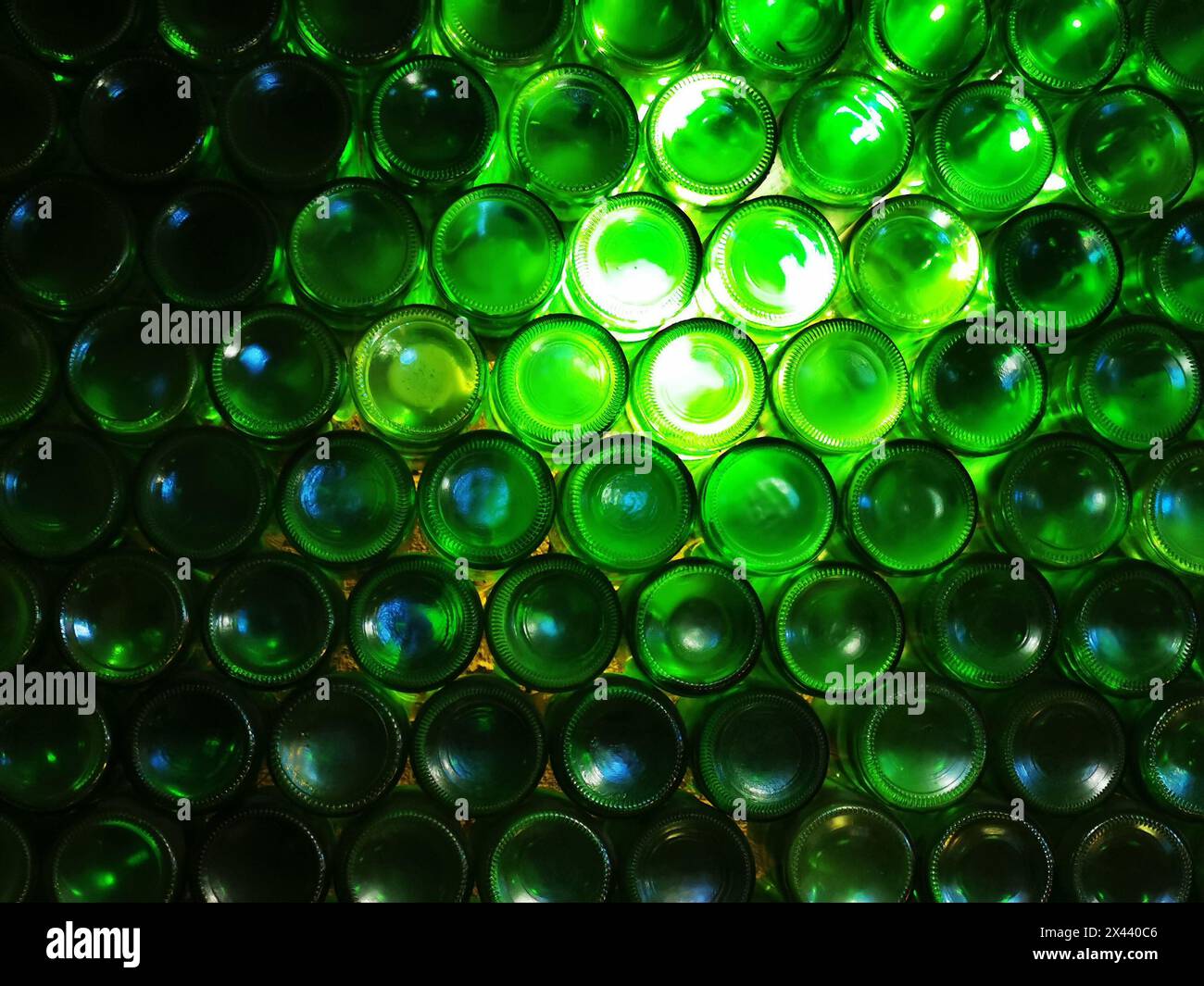 Abstrakte grüne Glasstruktur aus Flaschen Stockfoto