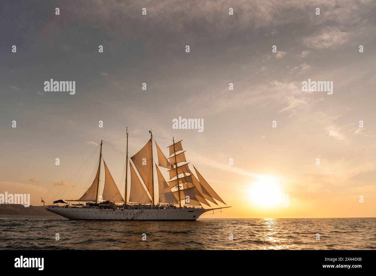 Das Star Flyer Segelkreuzschiff geht bei Sonnenuntergang. Costa Rica. (Nur Für Redaktionelle Zwecke) Stockfoto